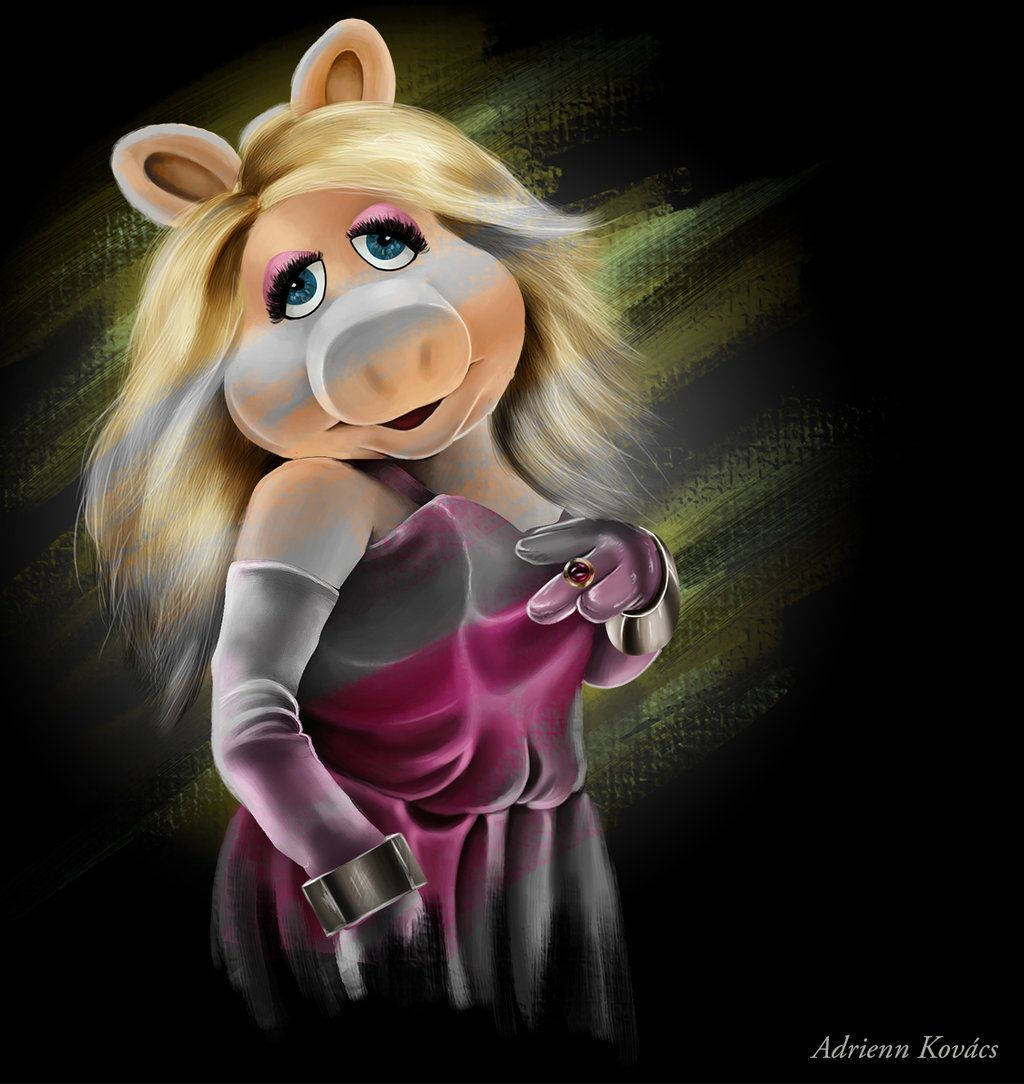 Miss Piggy 桌布 壁紙 — 豬小姐身穿華麗紫色連衣裙，在深色紋理背景和戲劇性燈光下自信地擺姿勢。