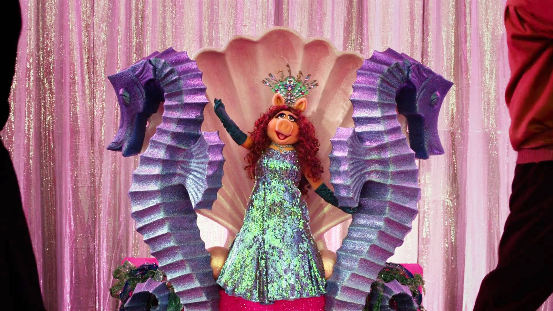 muppets 桌布 壁紙 — 豬小姐身穿閃亮綠色禮服，端莊地坐在粉紅色貝殼王座上，兩旁有紫色海馬，背景是閃爍的粉紅色窗簾。