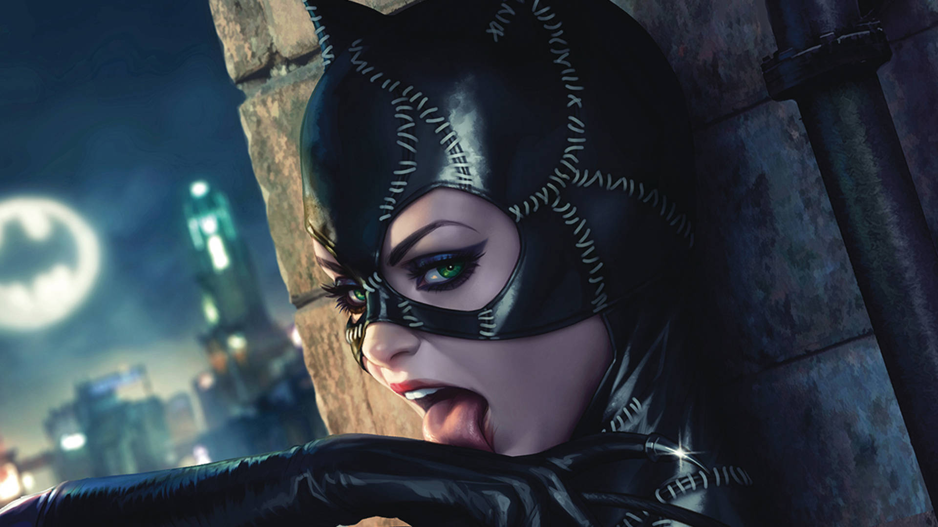 Catwoman 桌布 壁紙 — 貓女倚靠在黑暗城市景觀中的石牆上，背景有一個發光的蝙蝠標誌。