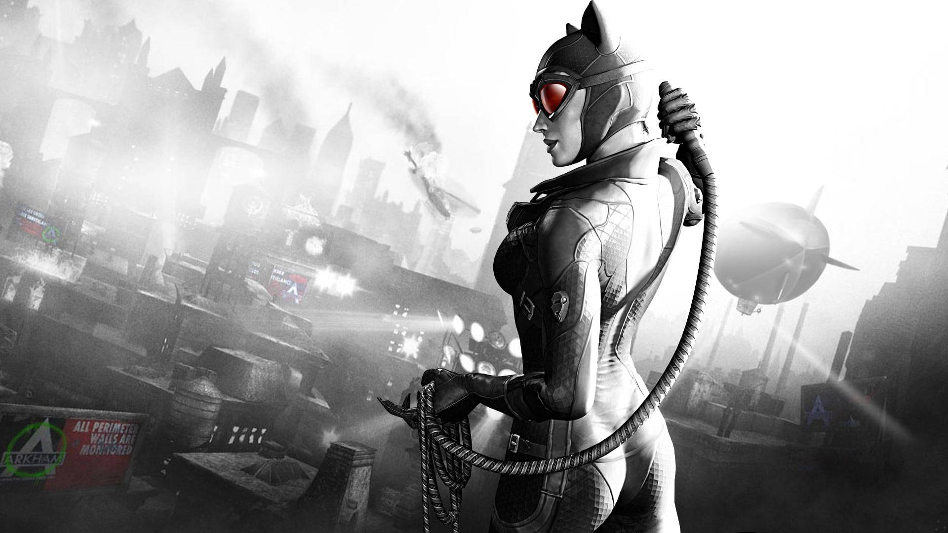 Catwoman 桌布 壁紙 — 貓女在煙霧瀰漫的未來城市景觀中擺好姿勢，手持抓鉤，眼睛發出紅光。