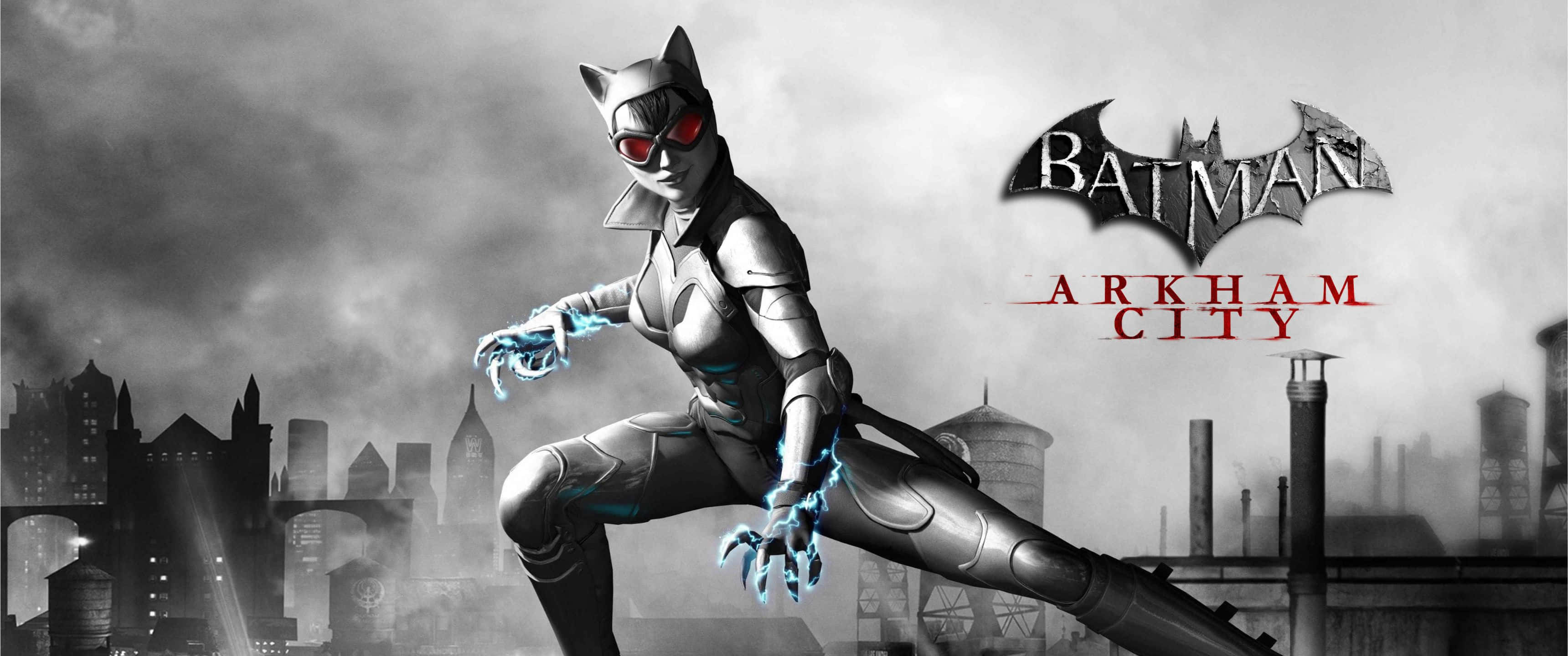 3440x1440p Batman Arkham City 桌布 壁紙 — 貓女穿著時尚的銀色緊身衣，發著藍光的爪子，蹲在哥譚市屋頂上，背景是煙霧瀰漫的城市景觀。
