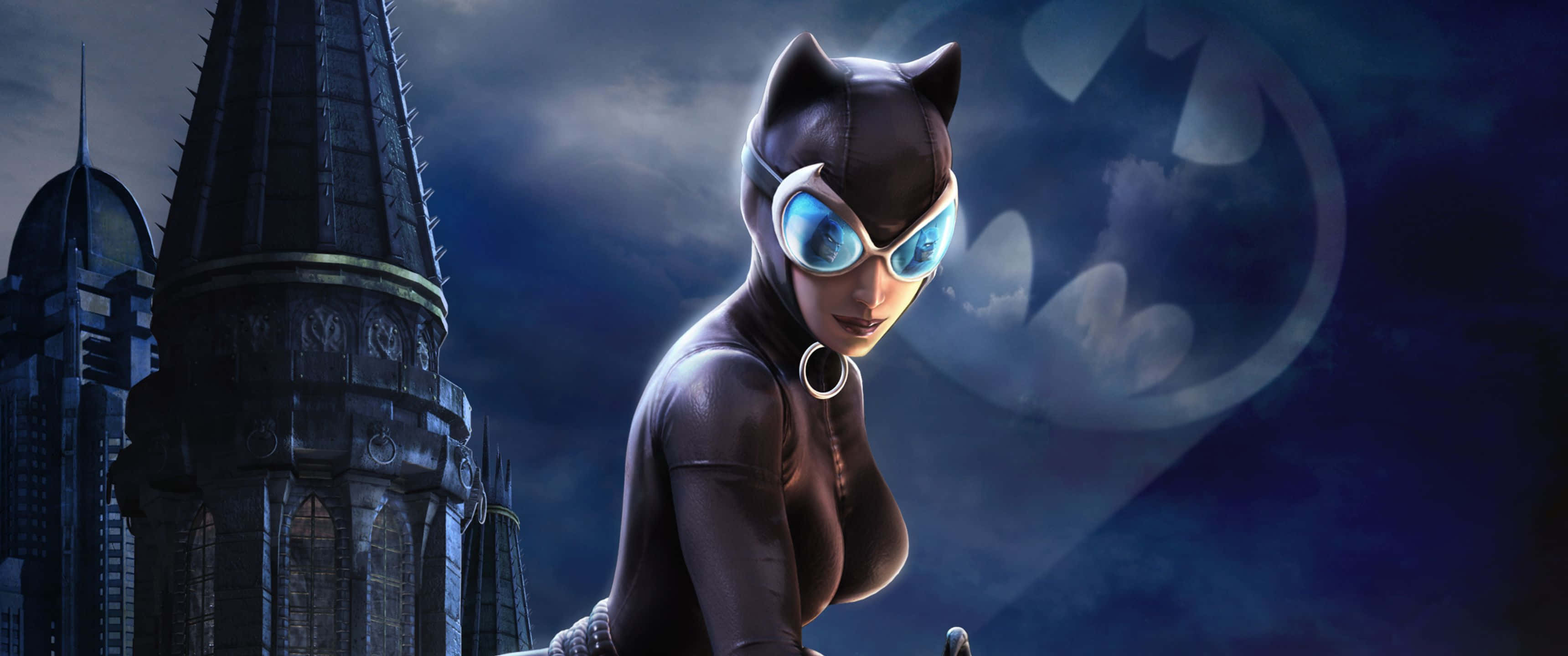 3440x1440p Batman Arkham City 桌布 壁紙 — 貓女穿著時尚黑色緊身衣，戴著發光藍色護目鏡，在蝙蝠俠標誌下的黑暗哥德式城市景觀中蓄勢待發。