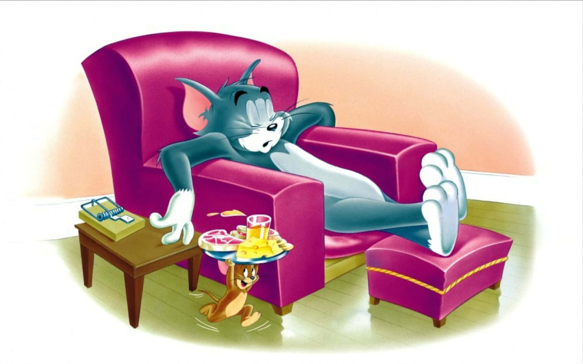 Tom And Jerry Funny 桌布 壁紙 — 貓湯姆懶洋洋地躺在洋紅色扶手椅上，老鼠傑瑞緊張地端著一托盤零食。