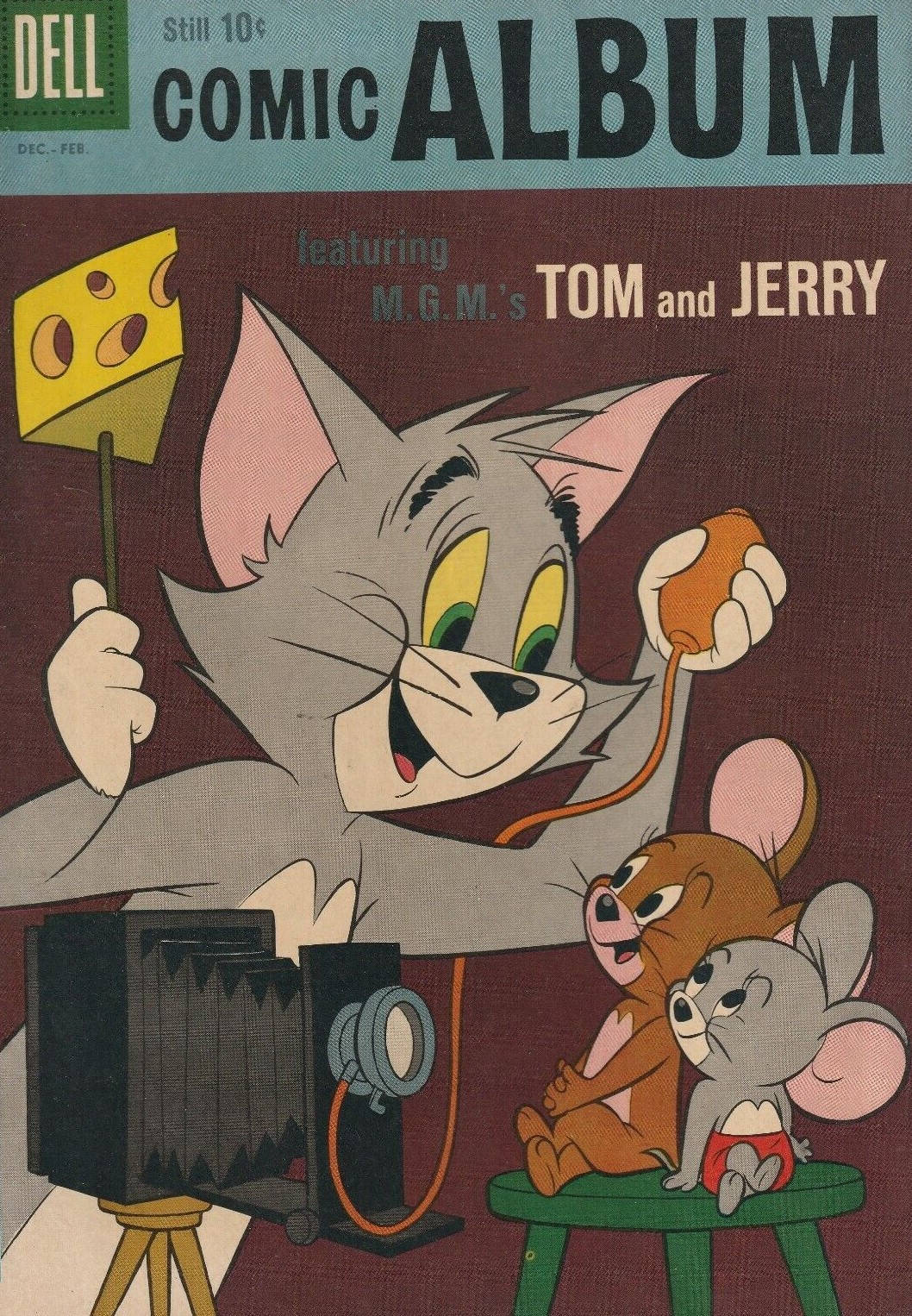 Jerry 桌布 壁紙 — 貓湯姆拿著一塊起司和相機，老鼠傑利和一隻小老鼠驚訝地看著。
