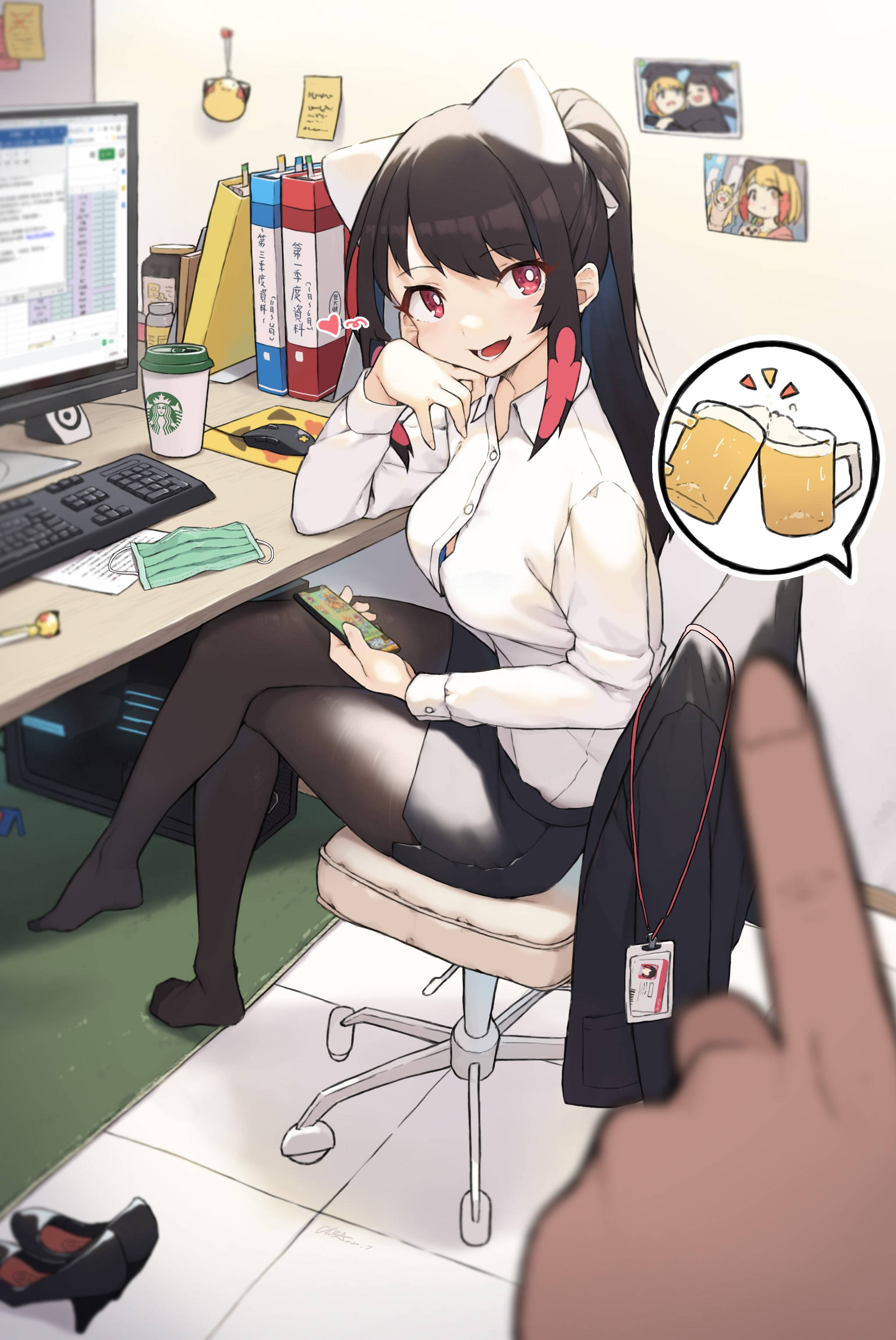 辦公室 桌布 壁紙 — 貓耳動漫女孩坐在桌前微笑，手持電話，在思考泡泡中碰啤酒杯。