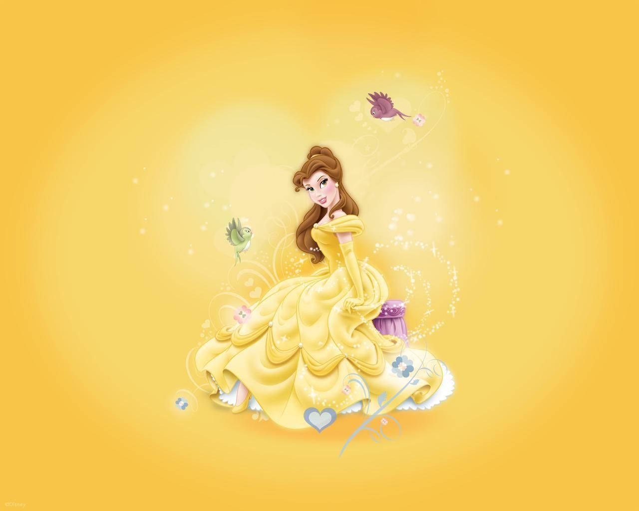 Princess 桌布 壁紙 — 貝兒穿著標誌性的黃色禮服，在燦爛的金色光芒中，鳥兒在她周圍飛舞，她溫暖地微笑。