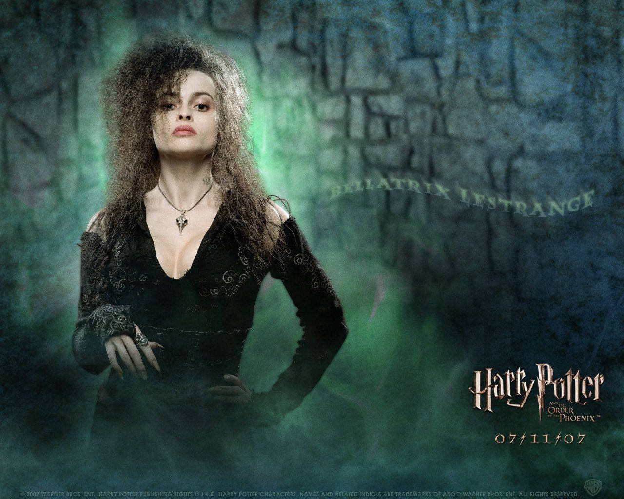 Bellatrix 桌布 壁紙 — 貝拉特里克斯·萊斯特蘭奇在霧氣瀰漫的石頭走廊中威風凜凜地站著，綠色魔法能量在她周圍旋轉。