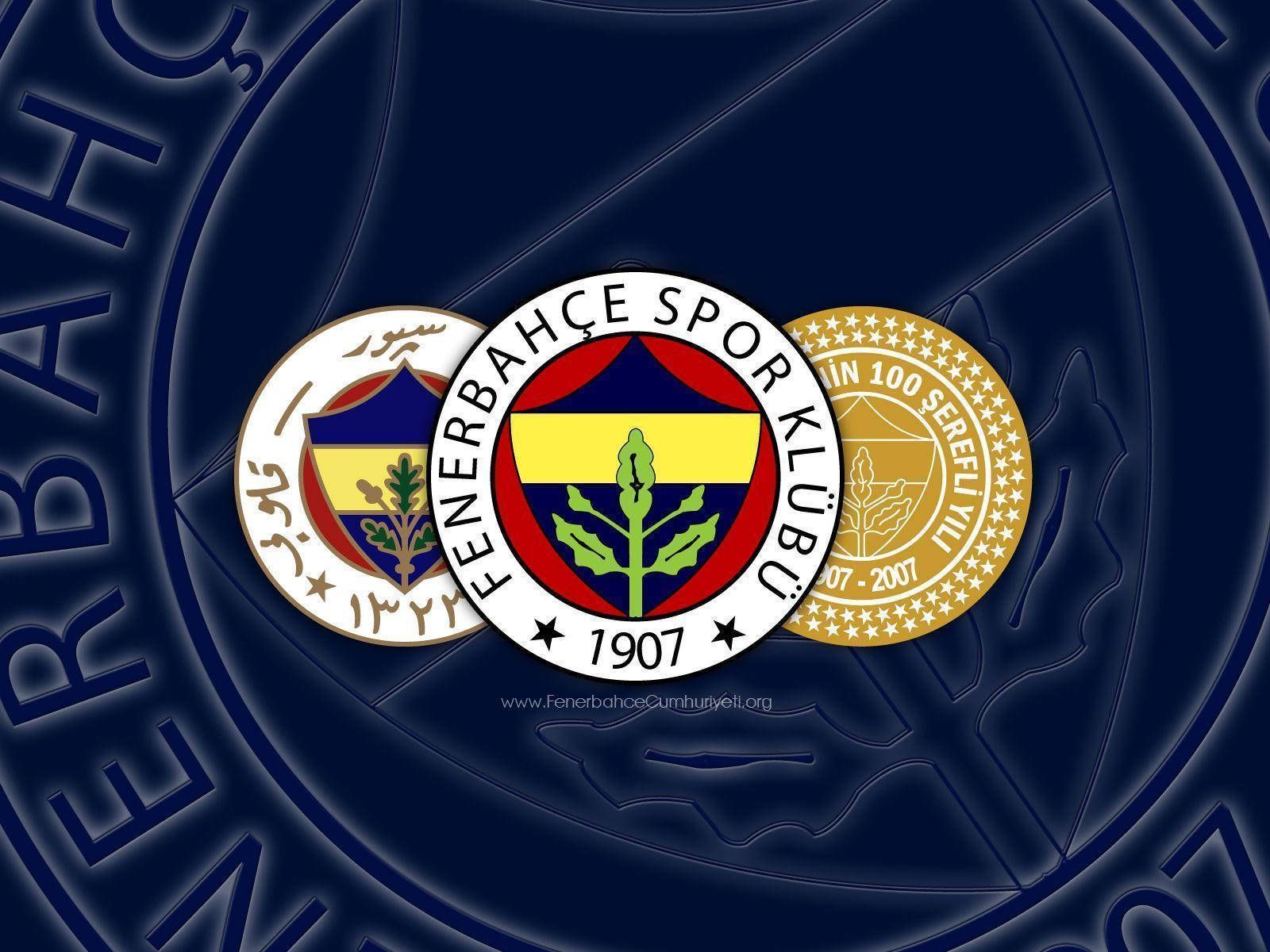 Fenerbahce 桌布 壁紙 — 費倫巴治體育會徽章，帶有歷史標誌，置於深藍色紋理背景上。