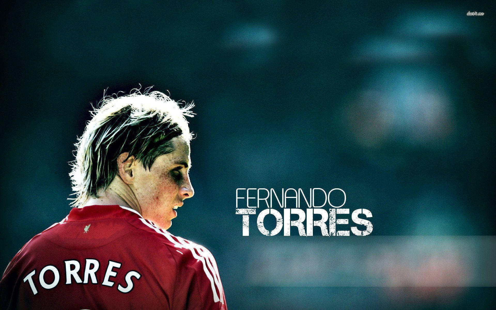 Torres 桌布 壁紙 — 費南多·托雷斯身穿紅色利物浦球衣，在模糊的球場燈光下轉頭越過肩膀。