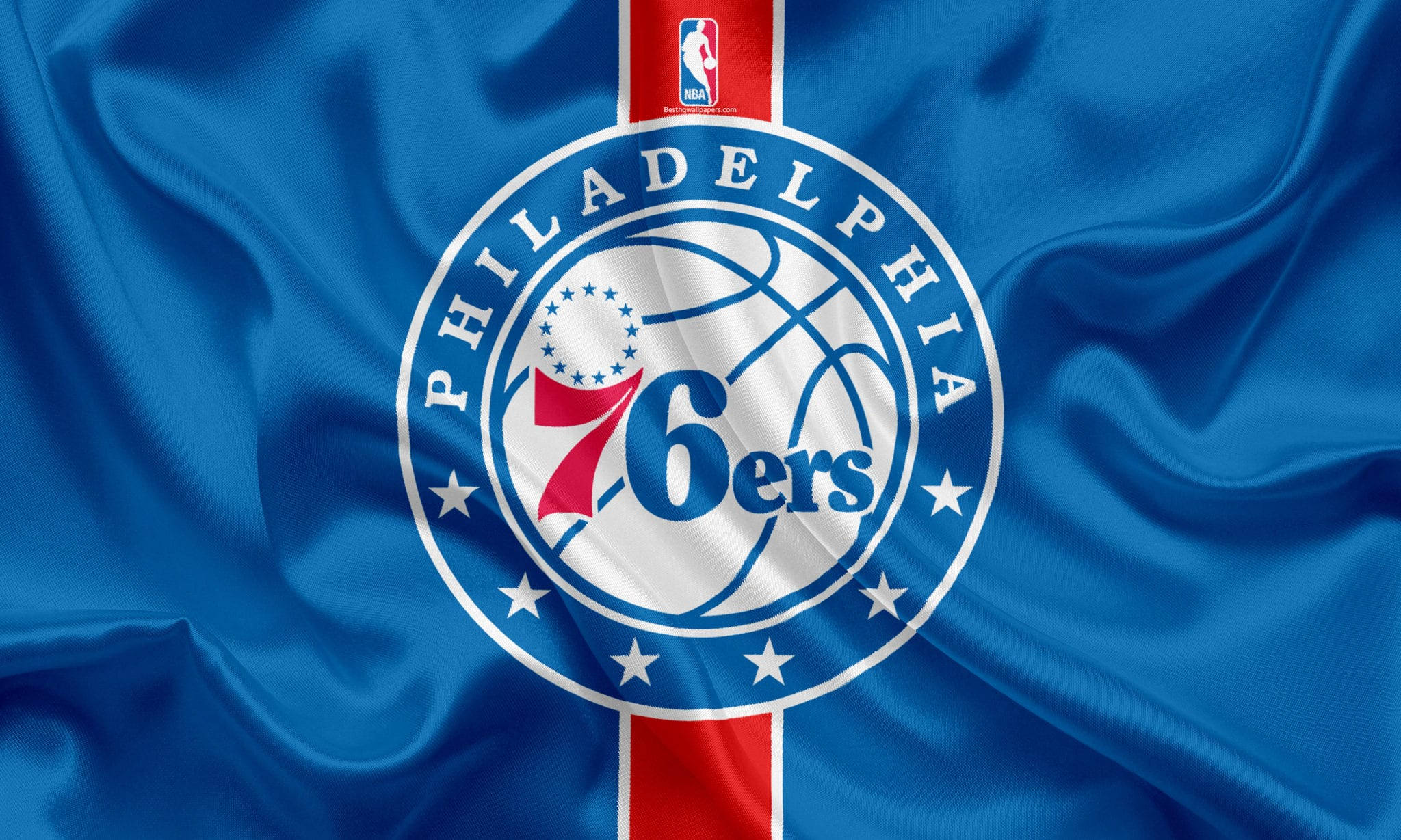 76ers 桌布 壁紙 — 費城76人NBA標誌居中於一面飄揚的藍色緞面旗幟上，帶有紅色條紋和白色星星。