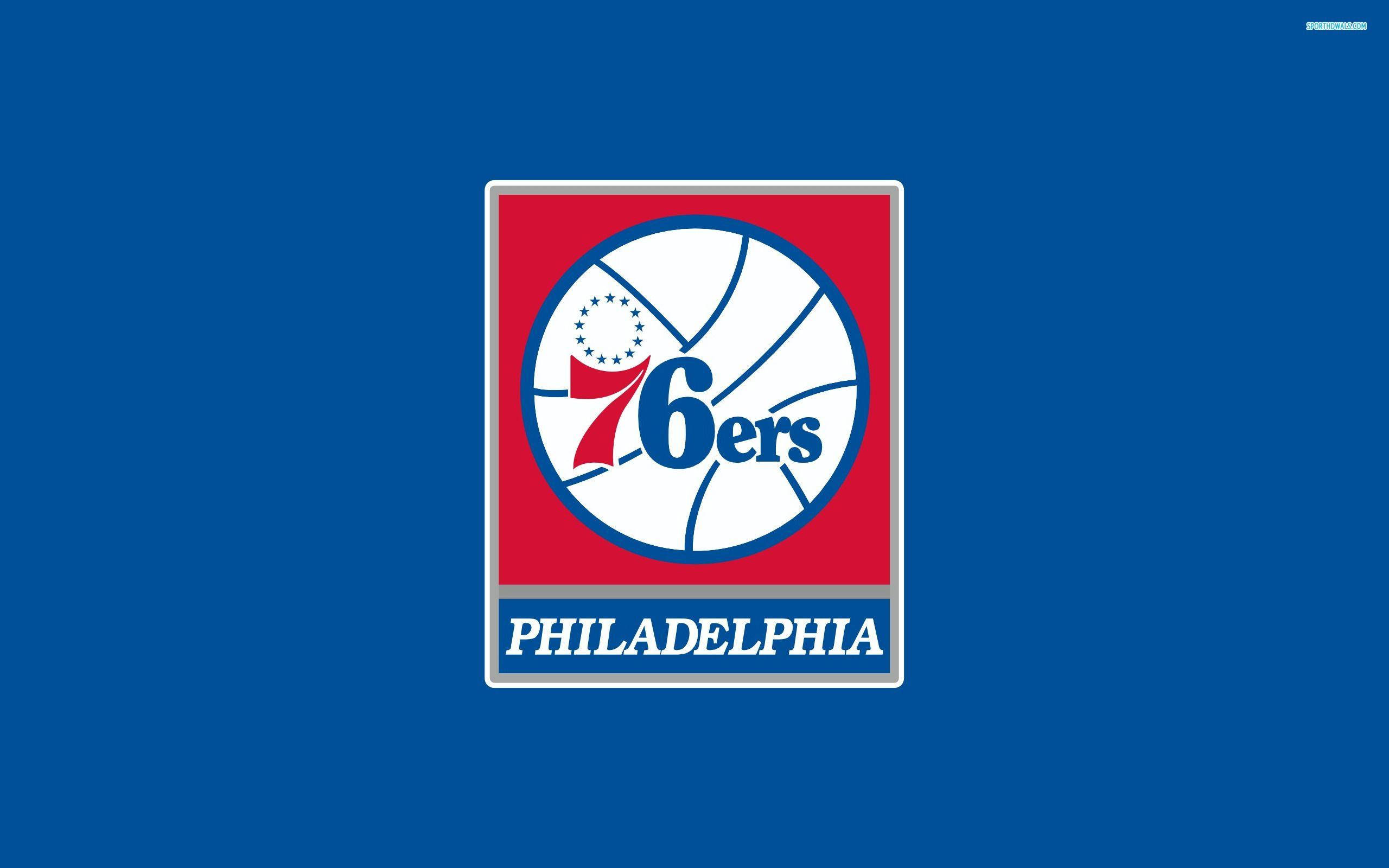 NBA 桌布 壁紙 — 費城76人籃球標誌居中於純藍色背景上，帶有紅色正方形和白色籃球設計。