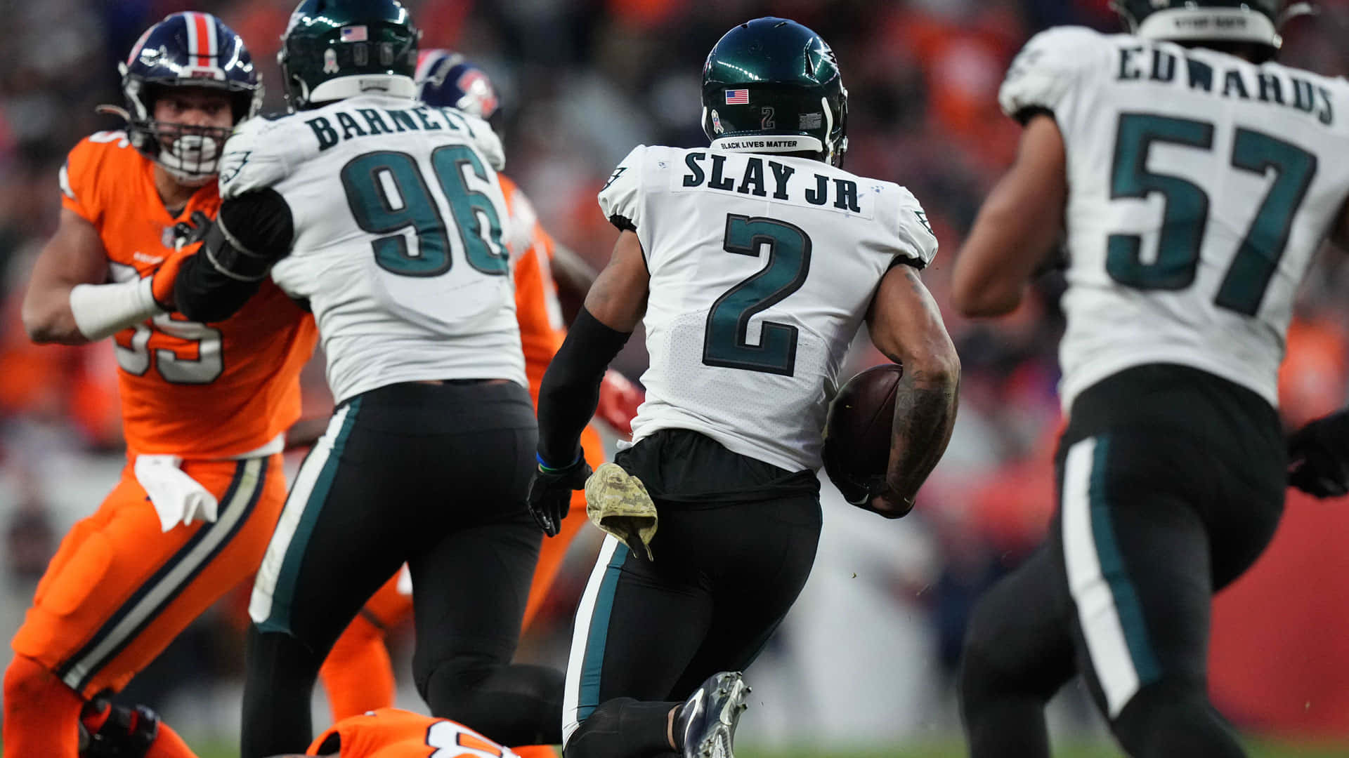 NFL美式足球員在比賽中帶球奔跑 — 費城老鷹 壁紙