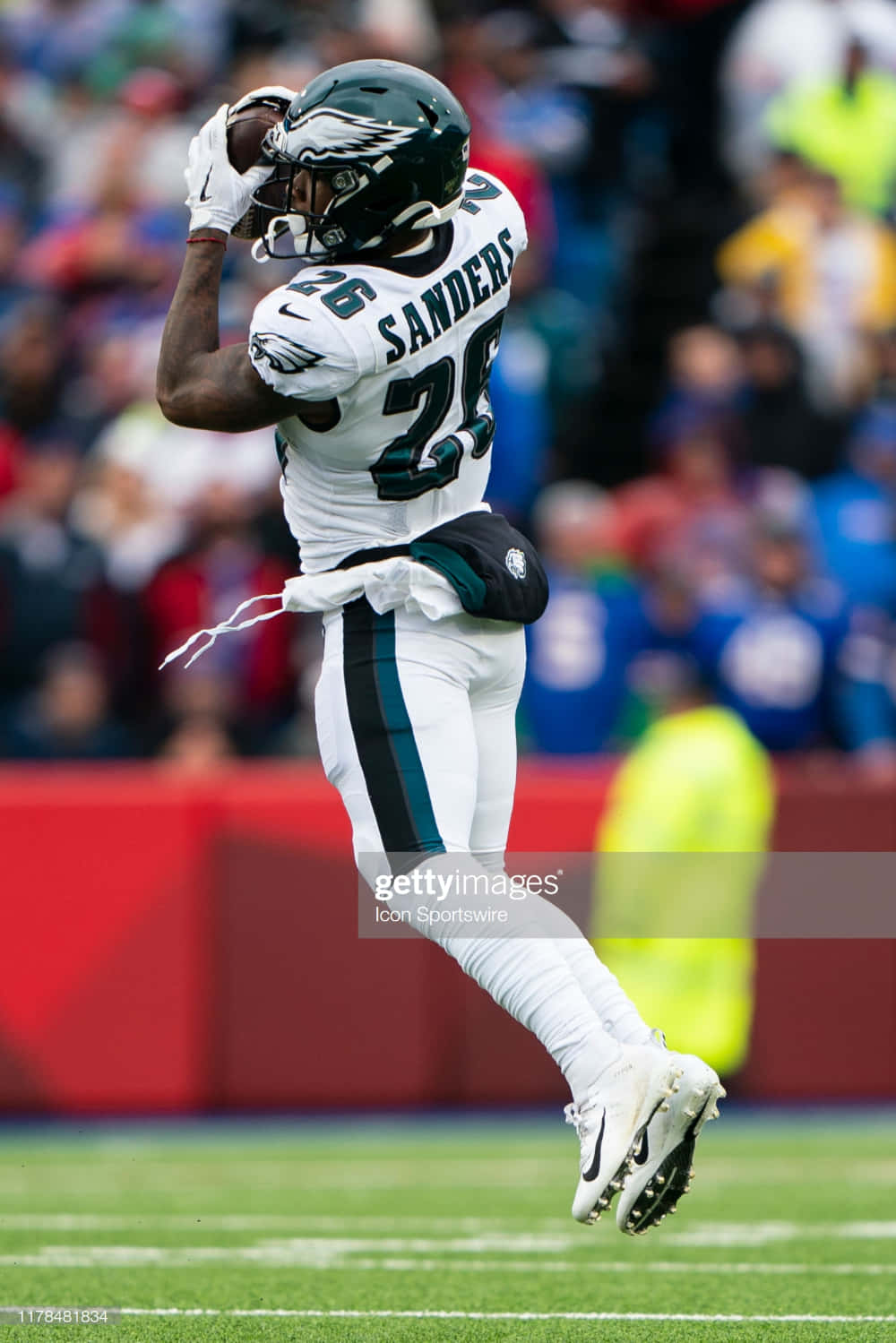 Miles Sanders 桌布 壁紙 — 費城老鷹隊球員 #26 桑德斯在空中跳躍，慶祝在充滿活力的綠色球場上達陣接球。