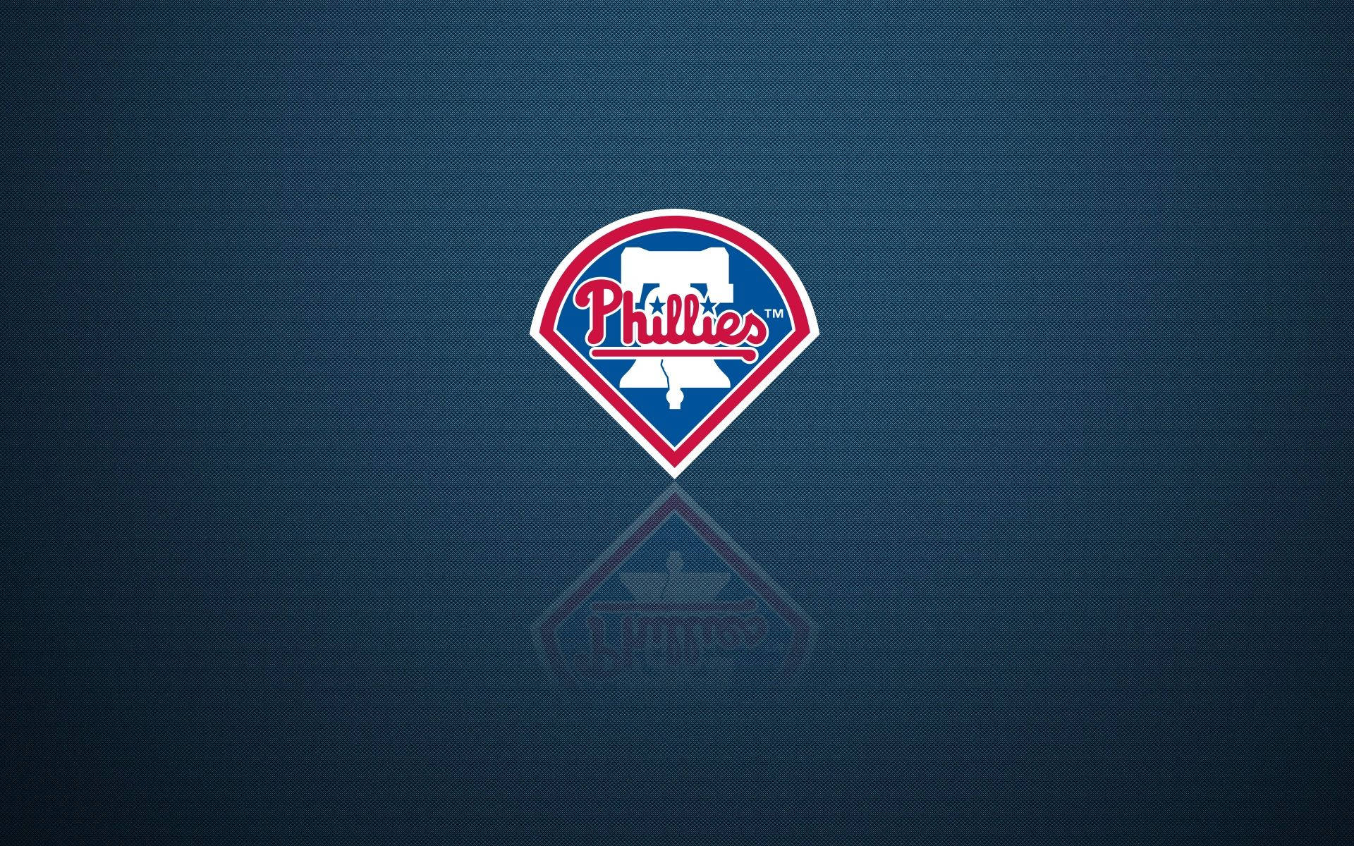 Phillies 桌布 壁紙 — 費城費城人棒球標誌居中於帶紋理的藍色背景上，下方有微妙的倒影。