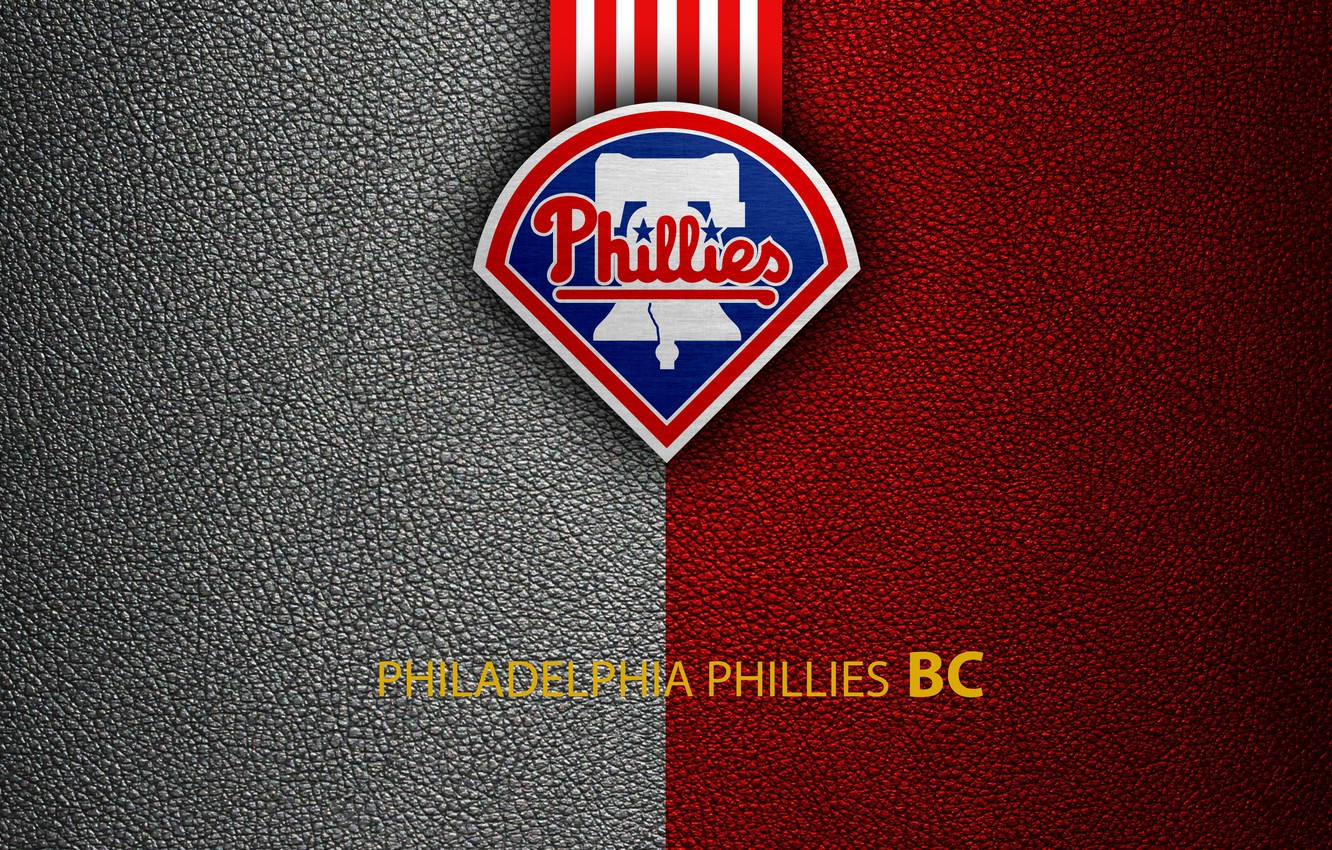 Phillies 桌布 壁紙 — 費城費城人棒球隊標誌，位於有紋理的紅灰色皮革背景上，下方有球隊名稱文字。