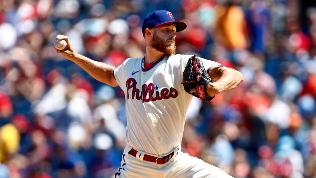 Phillies 桌布 壁紙 — 費城費城人隊投手在日間棒球比賽中投球，背景是模糊的人群。