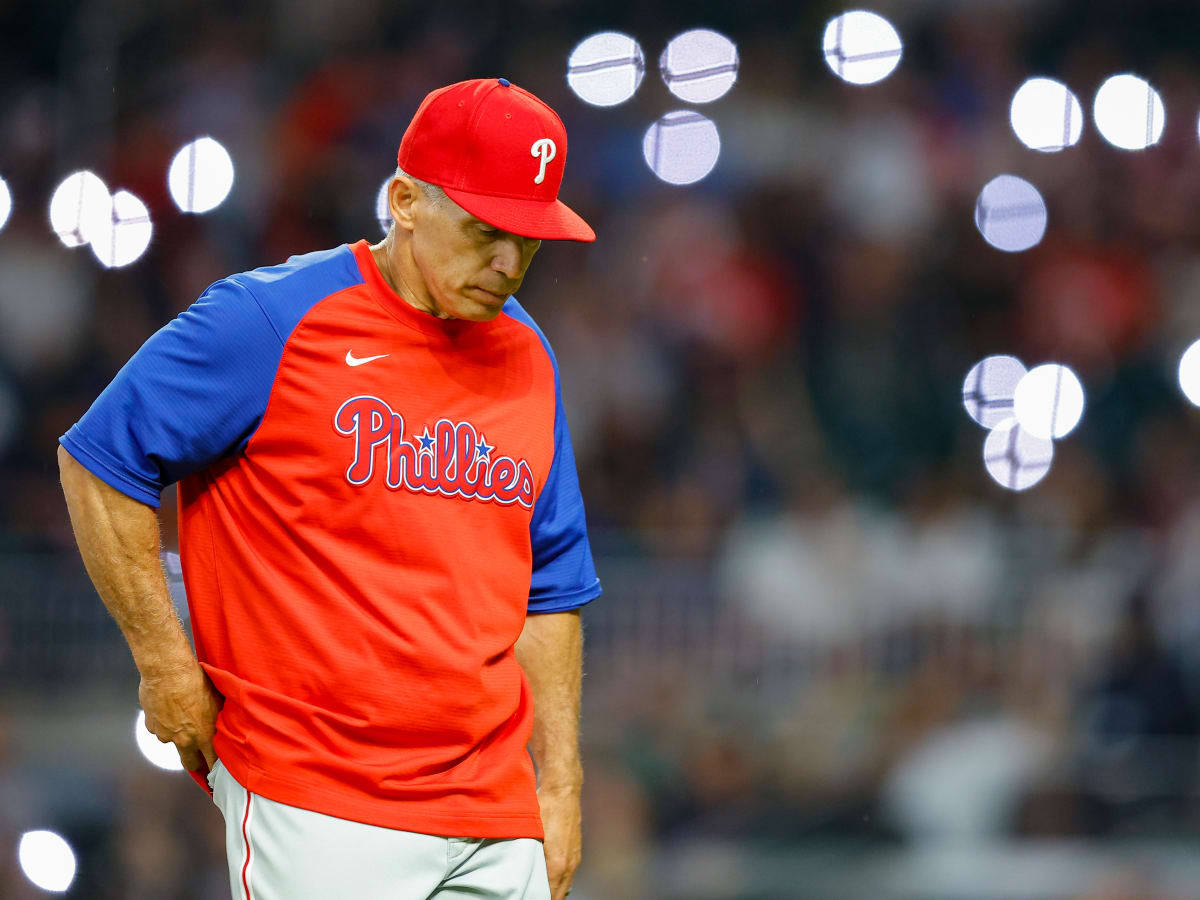 Phillies 桌布 壁紙 — 費城費城人隊教練身穿紅藍制服，在夜間球場燈光下顯得沮喪。