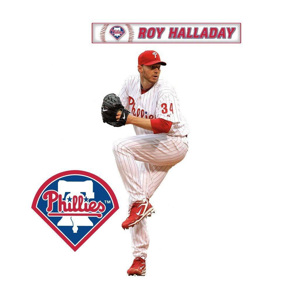 roy halladay 桌布 壁紙 — 費城費城人隊棒球投手 Roy Halladay 投球中，身穿費城人隊制服，上有球隊標誌和名牌。