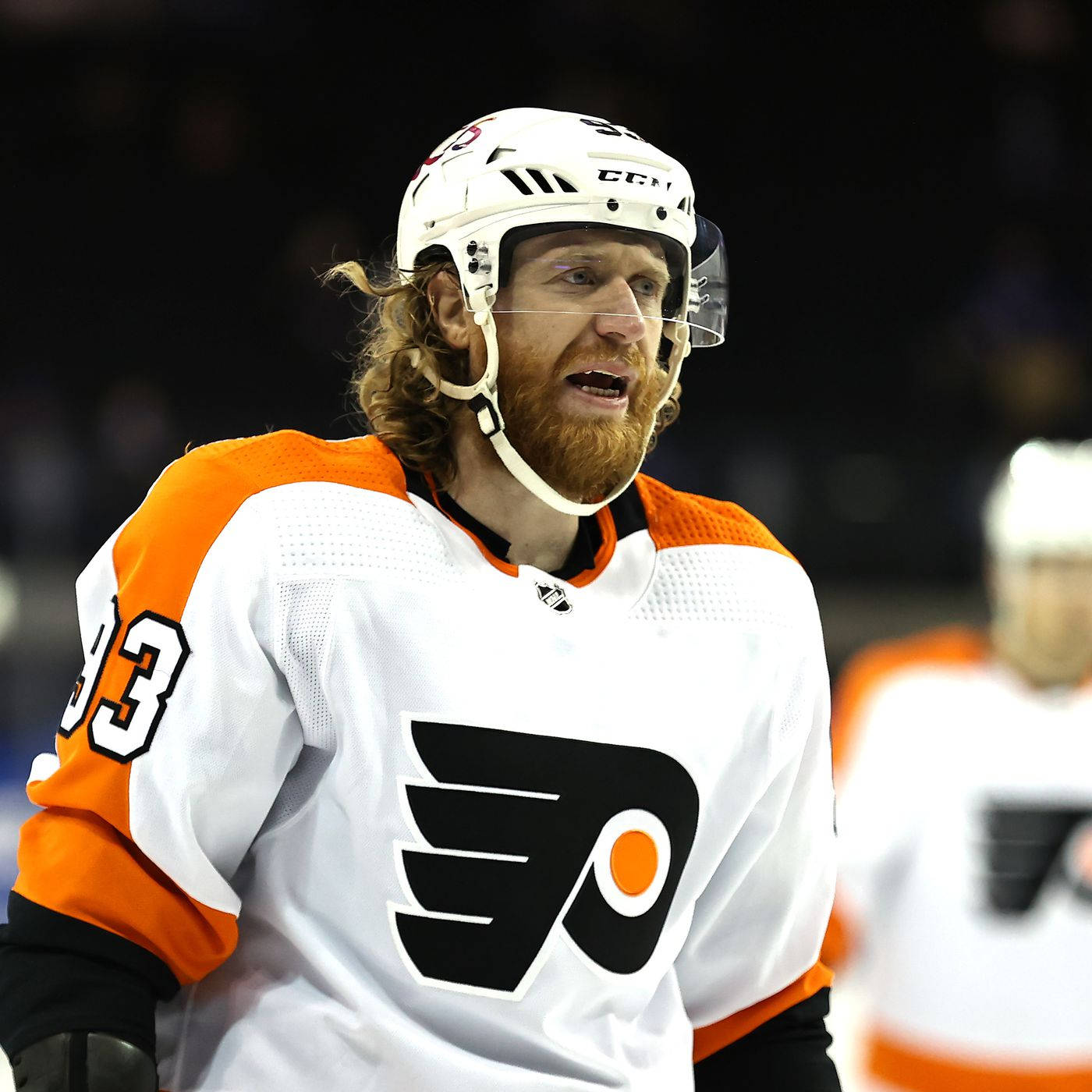 hockey 桌布 壁紙 — 費城飛人隊冰球球員在冰上比賽中的特寫，留鬍鬚並戴頭盔。