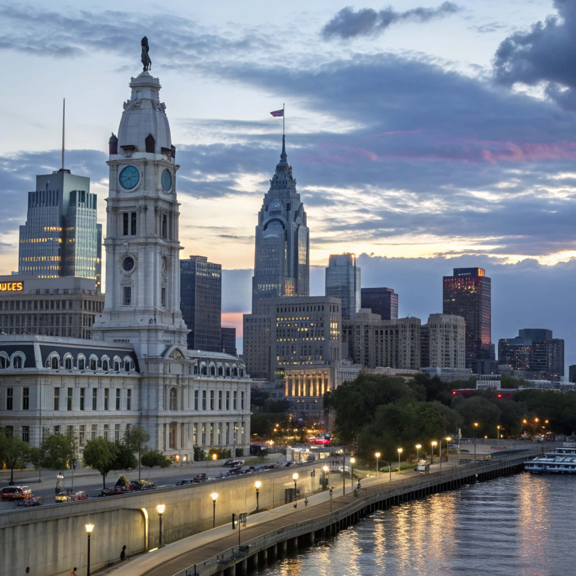 Philadelphia Skyline 壁紙 — 費城黃昏時分天際線，歷史鐘樓與現代摩天大樓在陰雲密布的天空下倒映在河中。