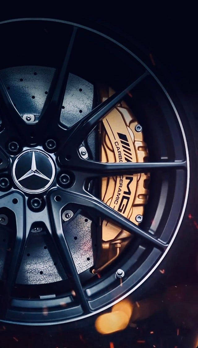 Amg 桌布 壁紙 — 賓士AMG車輪特寫，配金色陶瓷制動卡鉗，周圍有發光火花飛舞。