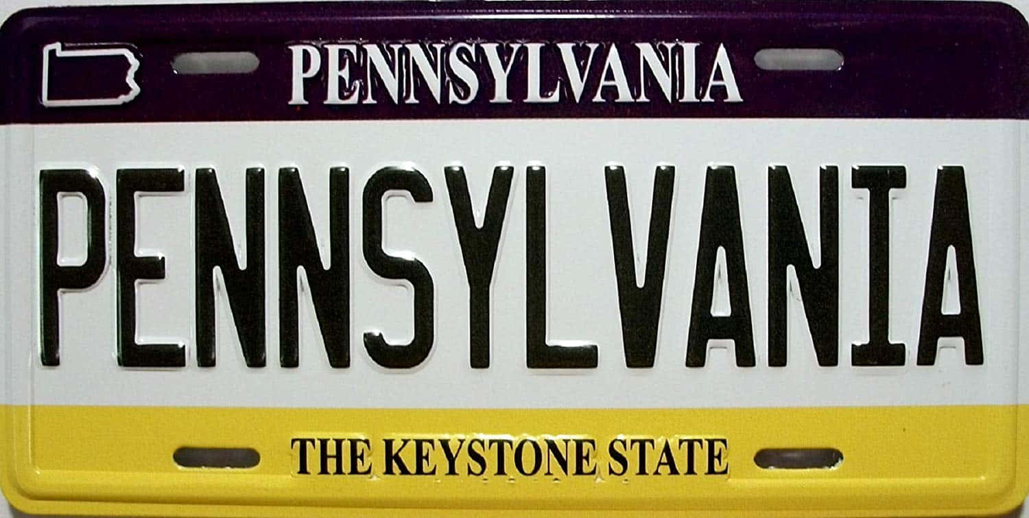 License Plate 桌布 壁紙 — 賓夕法尼亞州車牌的近距離特寫，白色和黃色背景上有粗體黑色字樣。