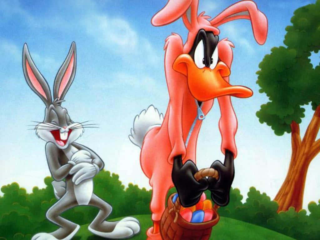 Easter Bunny 桌布 壁紙 — 賓尼兔在藍天白雲下，在一隻拿著裝滿彩色復活蛋的復活節籃子的粉紅色高兔子旁邊，狡猾地笑著。