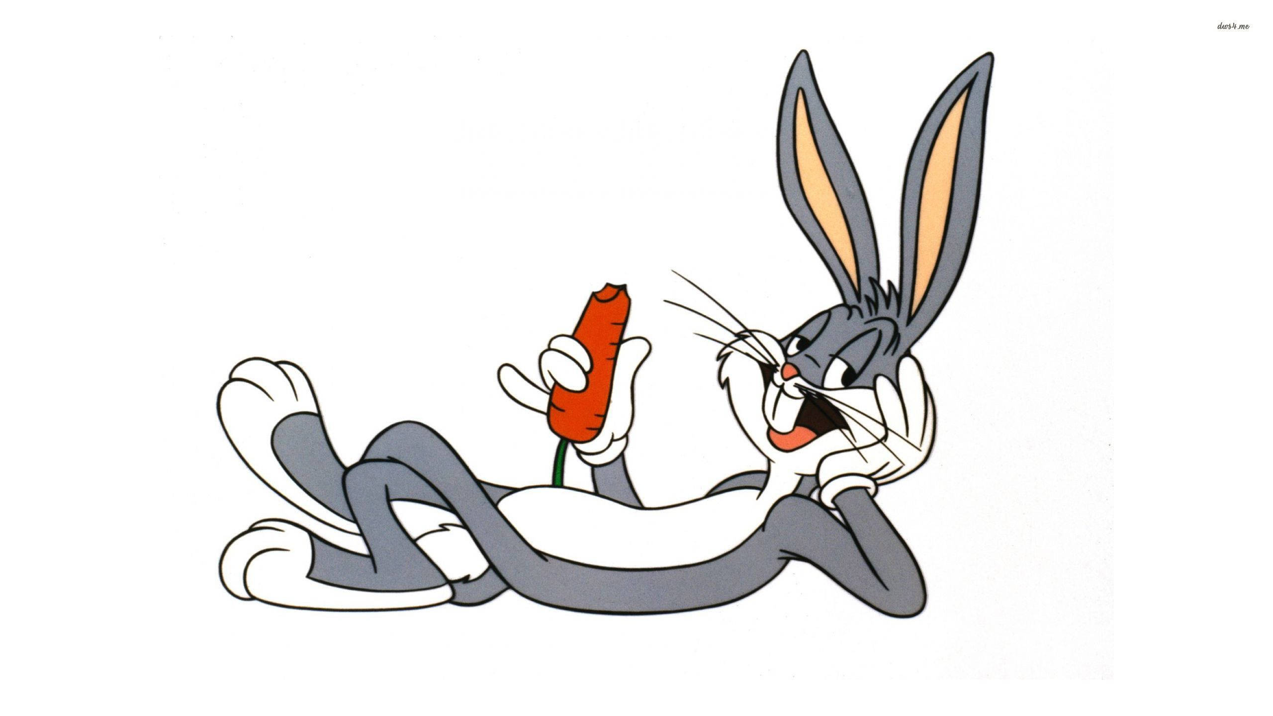 bugs 桌布 壁紙 — 賓尼兔愉快地躺著，手持胡蘿蔔，臉上帶著調皮的笑容，背景是純白色。