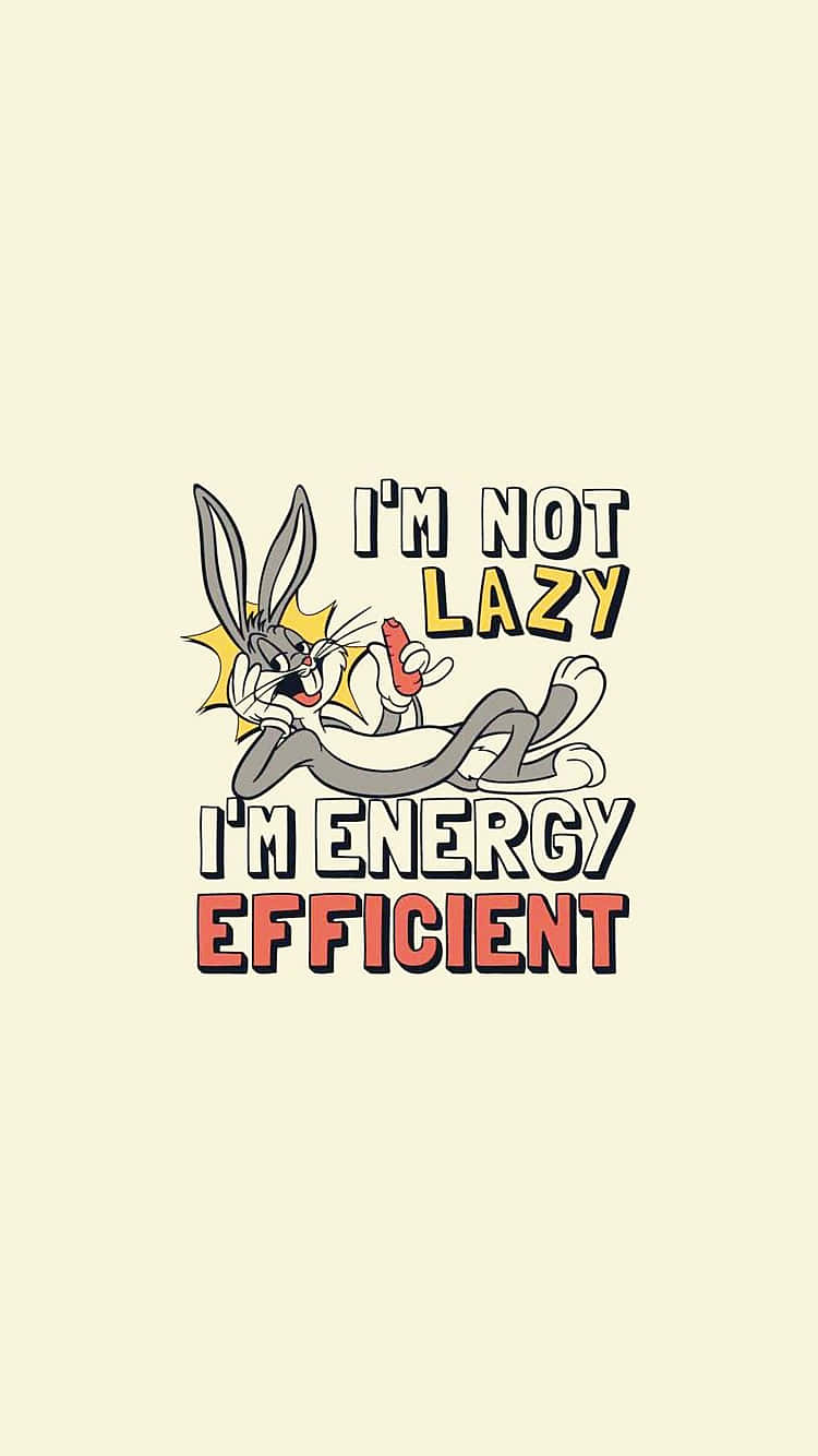 Bugs Bunny iPhone 桌布 壁紙 — 賓尼兔懶洋洋地躺著，拿著胡蘿蔔，粗體文字宣稱他不是懶惰，而是節能。