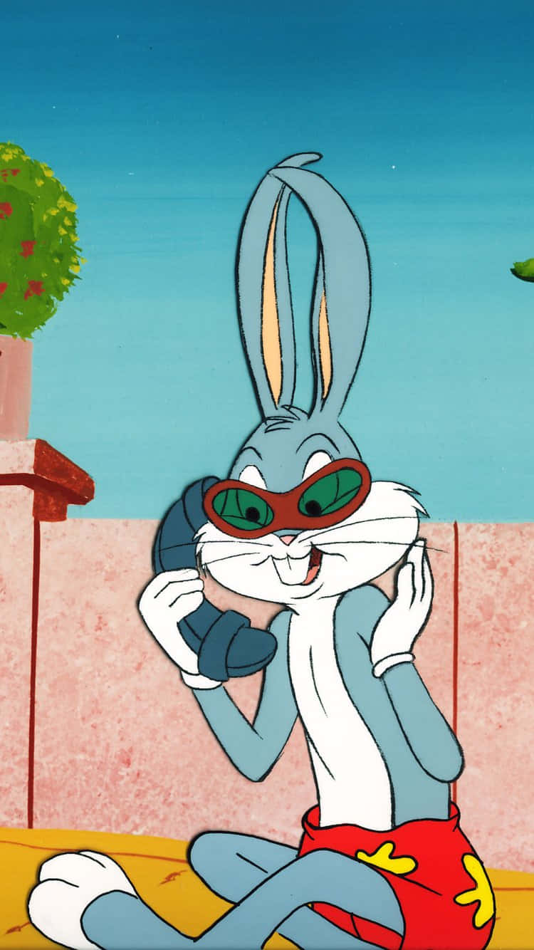 Bugs Bunny iPhone 桌布 壁紙 — 賓尼兔穿著紅色泳褲和綠色太陽眼鏡，在粉紅色牆壁前、晴朗藍天下休憩。