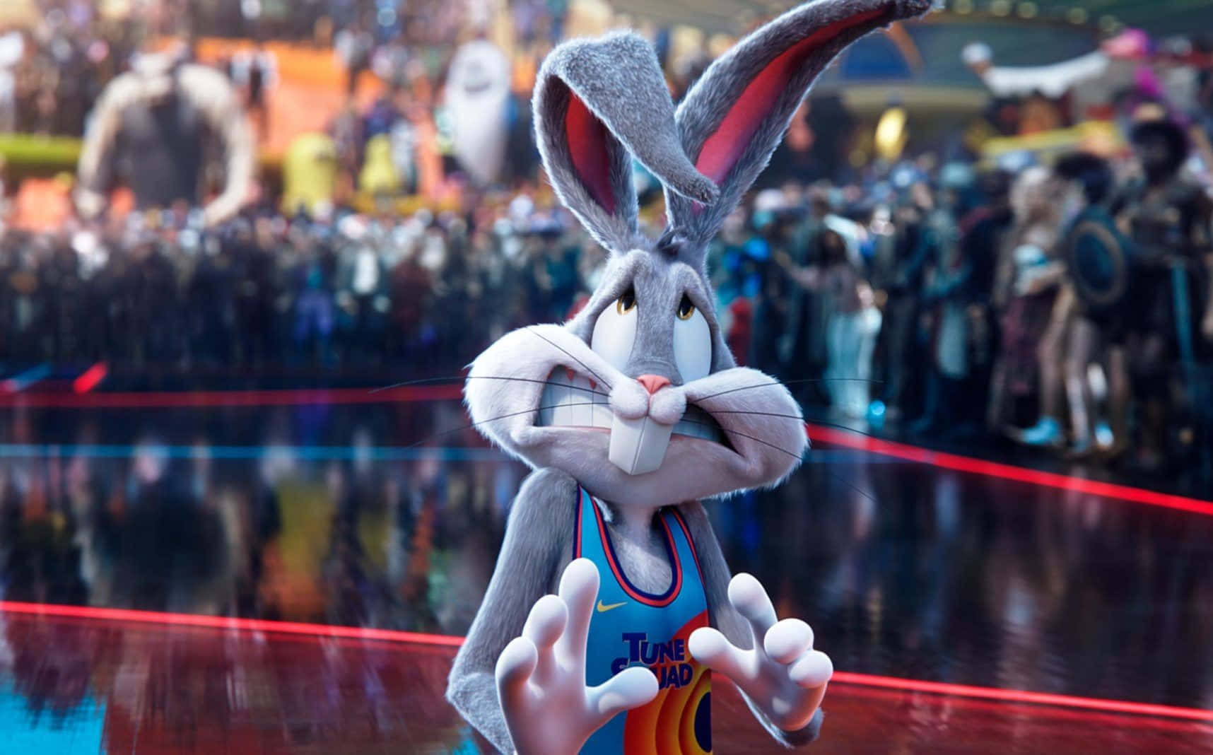 Space Jam A New Legacy 桌布 壁紙 — 賓尼兔穿著藍色籃球球衣站在球場上，身後有群眾，表情驚訝。