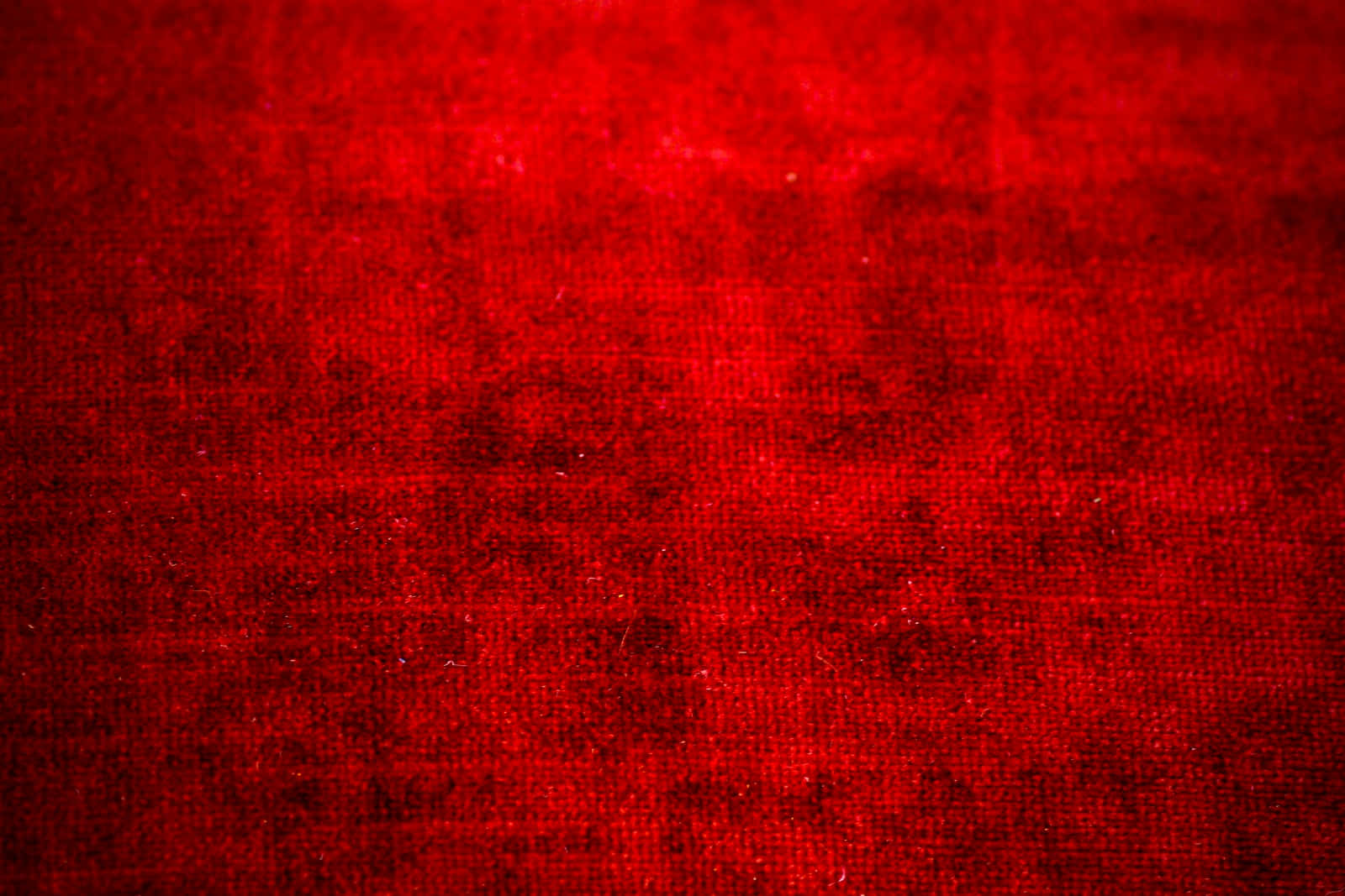Red Texture 桌布 壁紙 — 質感豐富的紅色布料特寫，帶有微妙的色調變化和可見的編織細節。