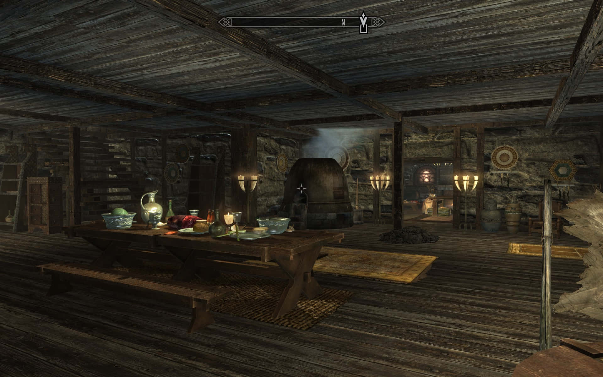 Skyrim Windhelm 桌布 壁紙 — 質樸的木屋內部，長桌在裸露橫樑和搖曳燭光下擺好餐具，準備用餐。