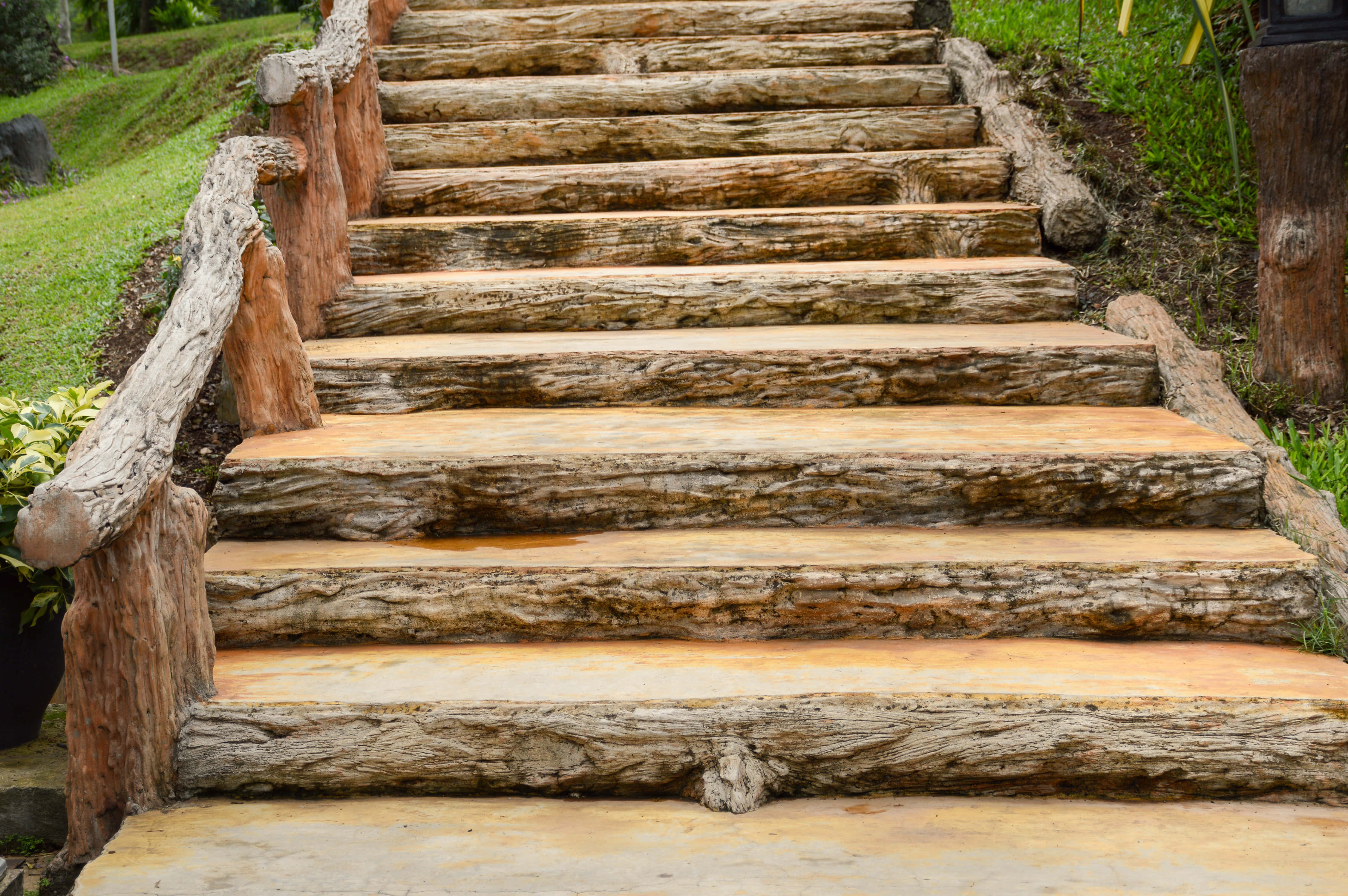 Steps 桌布 壁紙 — 質樸的木樓梯，帶有天然原木台階和欄杆，蜿蜒穿過鬱鬱蔥蔥的綠色花園向上延伸。