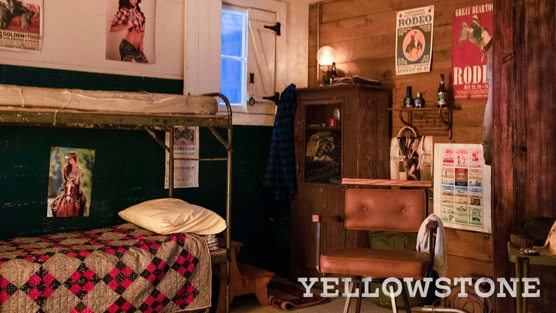 Yellowstone 桌布 壁紙 — 質樸的木質臥室，配有雙層床、牛仔競技海報和溫暖燈光下的絎縫毯子。