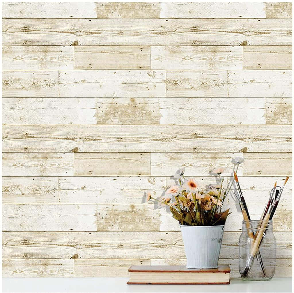 Shiplap 桌布 壁紙 — 質樸的白色粉刷木板牆，書上放著一個乾花花瓶和畫筆。