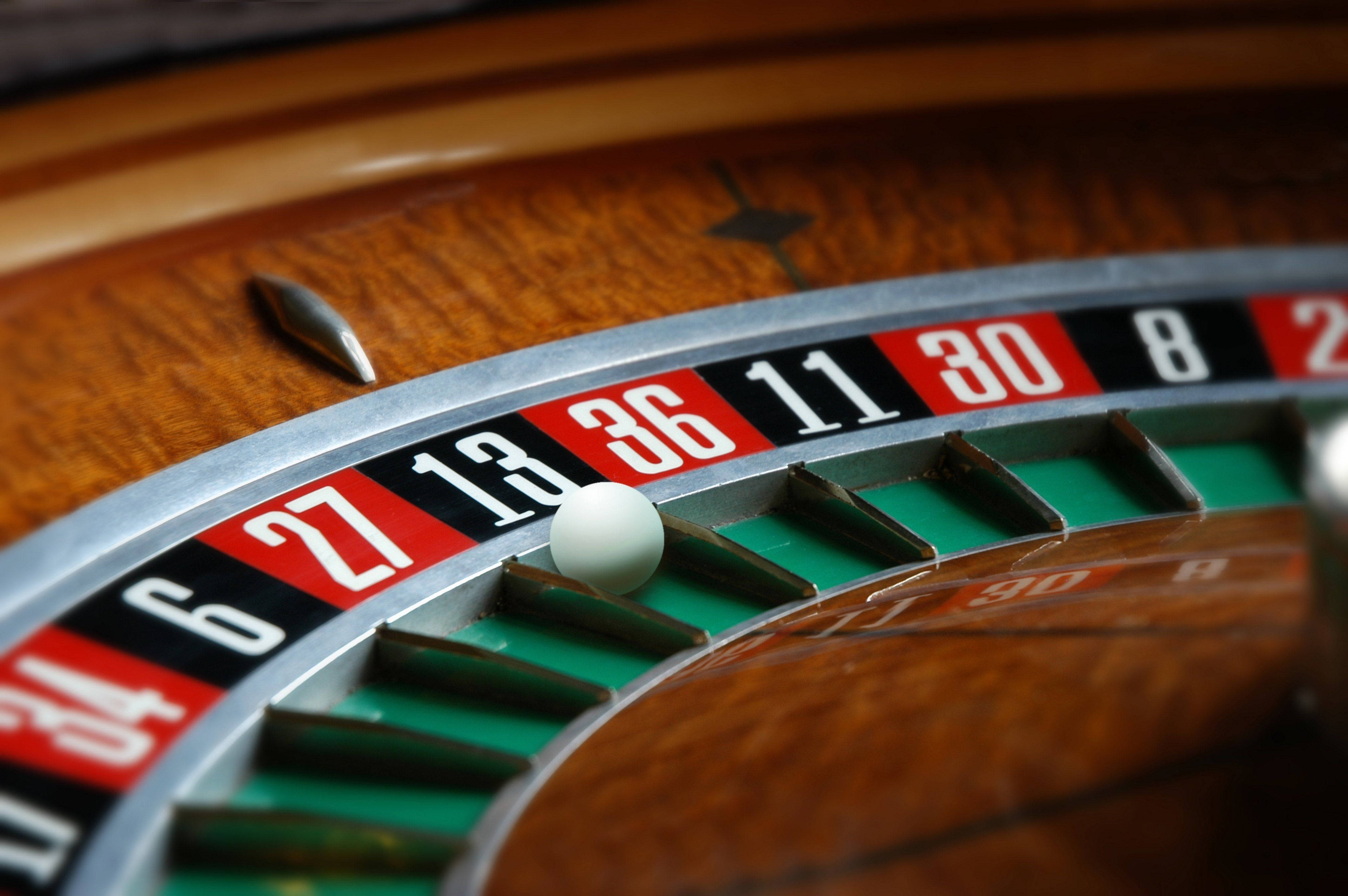 Casino 桌布 壁紙 — 賭場輪盤的近距離特寫，白色球停在綠色數字格內。