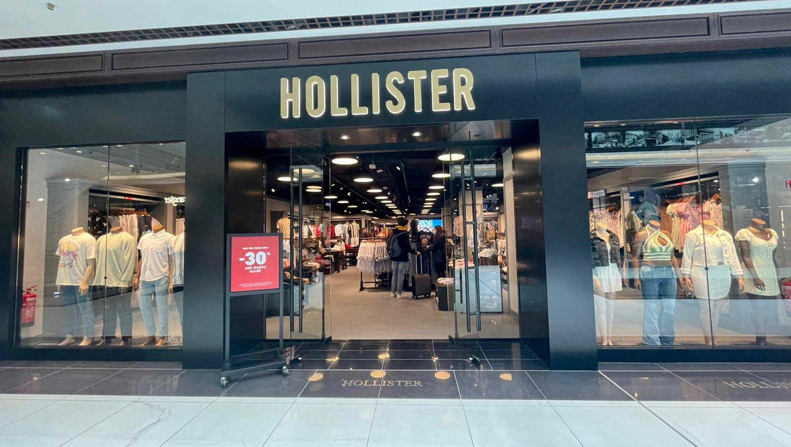購物中心內的Hollister店面招牌 壁紙
