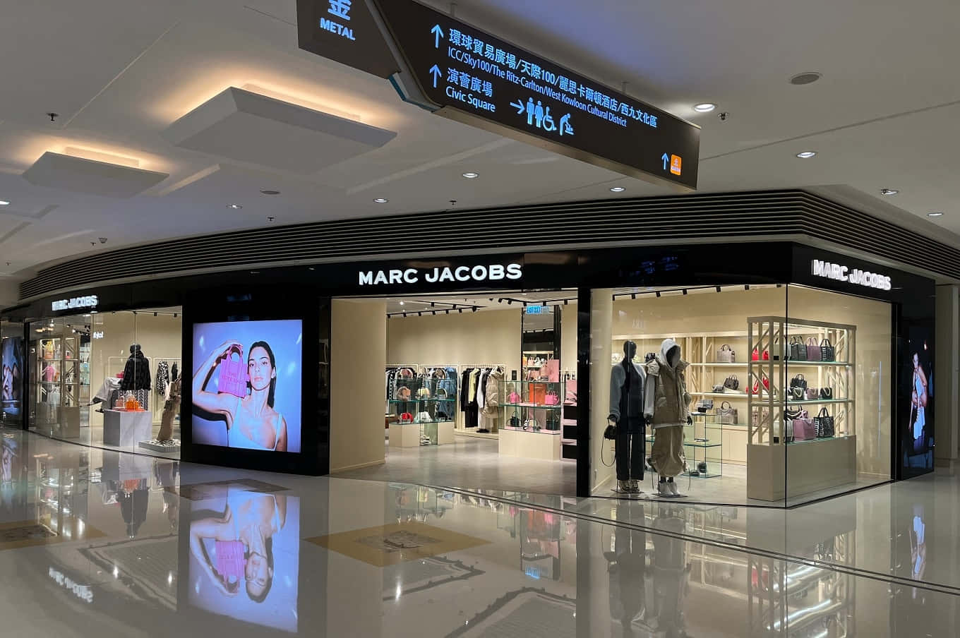 購物中心內的大型服飾展示 壁紙