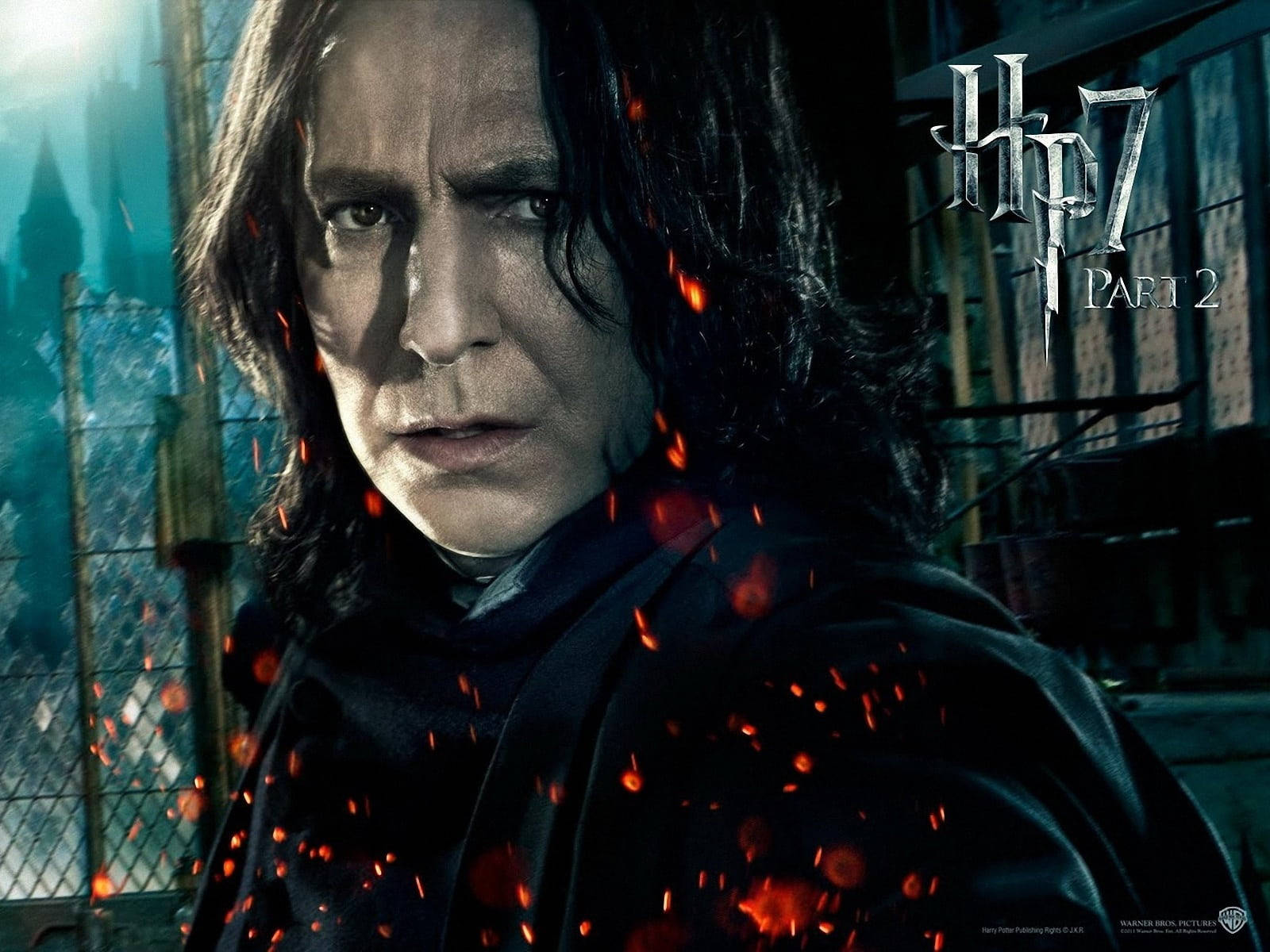 snape 桌布 壁紙 — 賽佛勒斯·石內卜在陰暗城堡背景下，強烈凝視，周圍火花四濺。