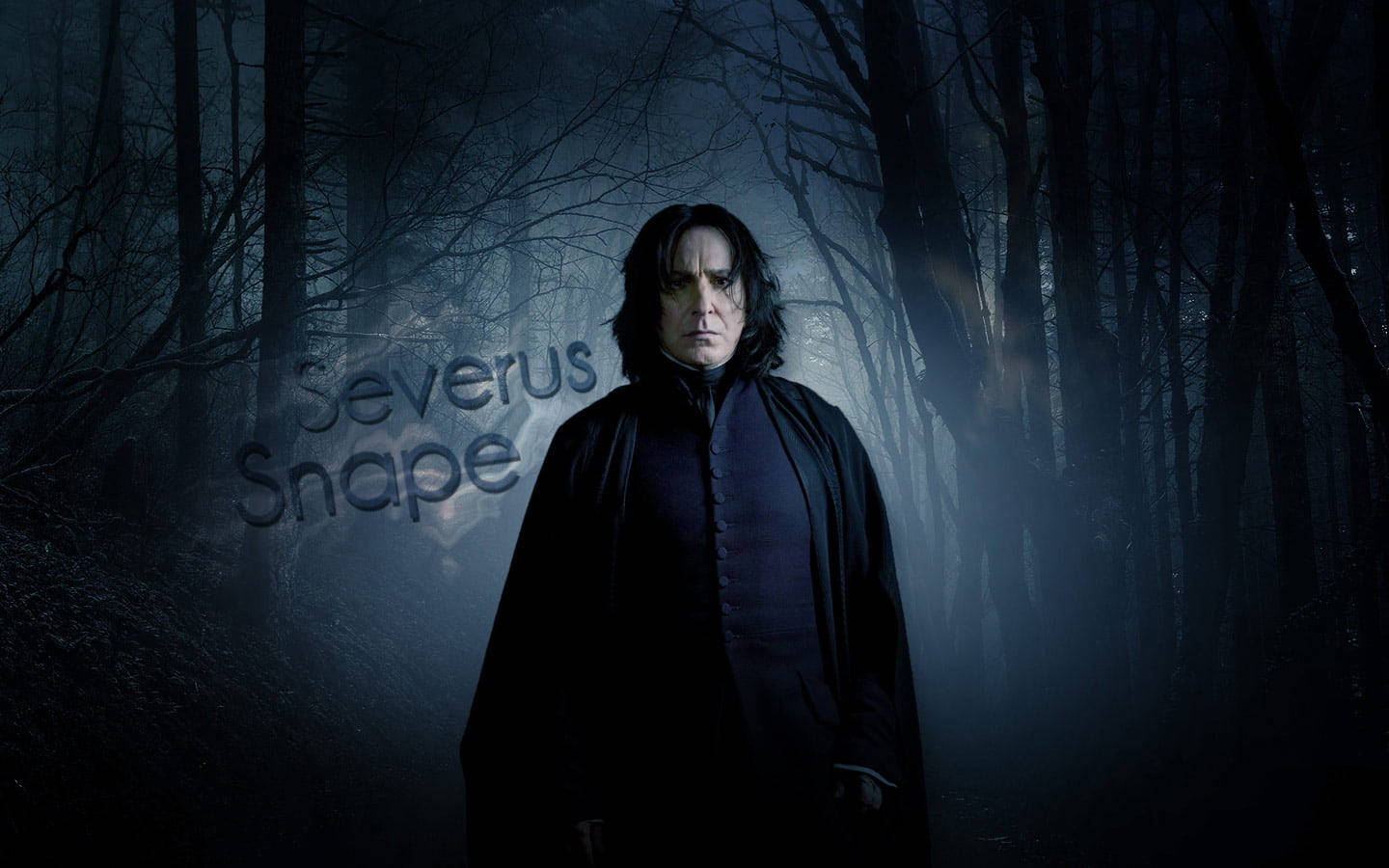 snape 桌布 壁紙 — 賽佛勒斯·石內卜莊嚴地站在一片迷霧籠罩的黑暗森林中，身後是光禿的樹木和發光的文字。