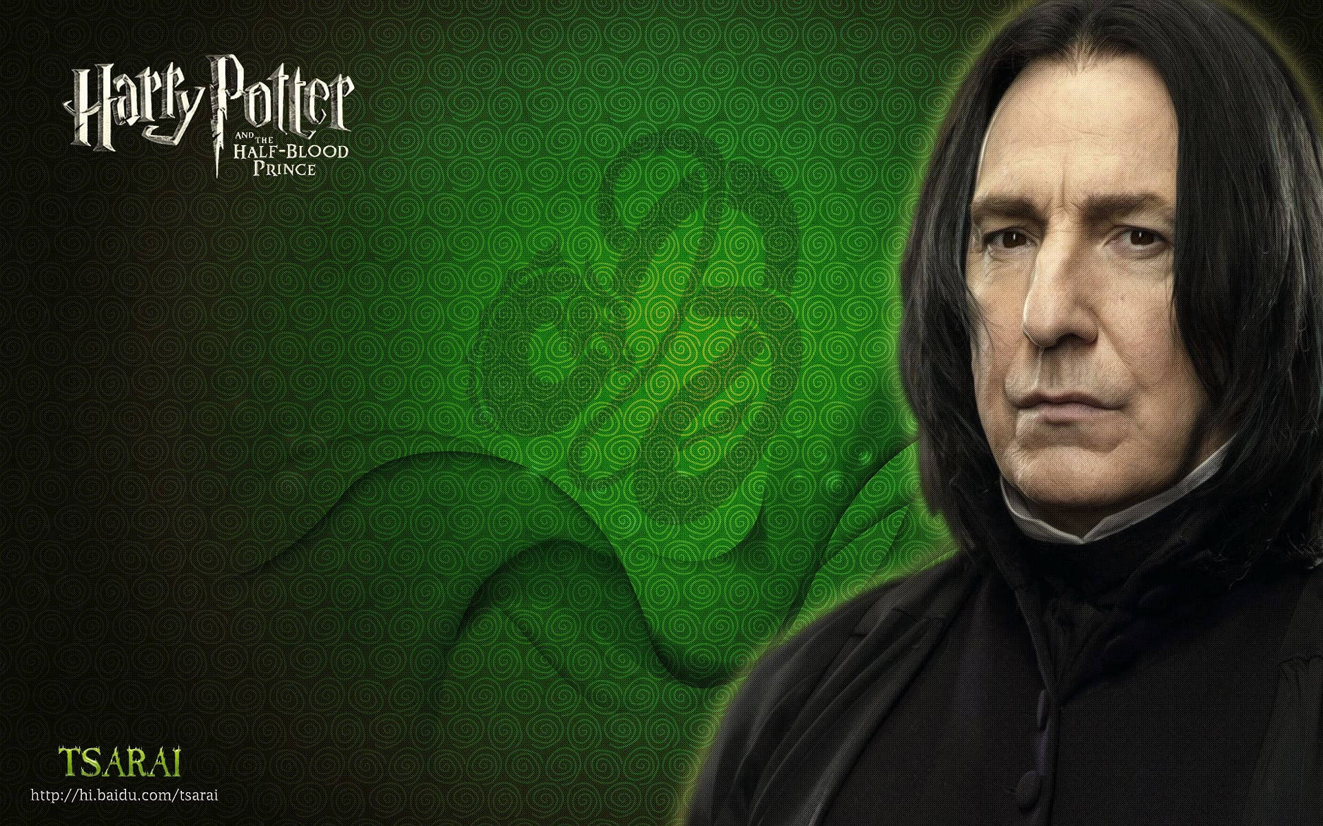 snape 桌布 壁紙 — 賽佛勒斯·石內卜身穿深色長袍，站在旋轉的綠色圖案背景前，帶有模糊的幽靈面孔重疊。
