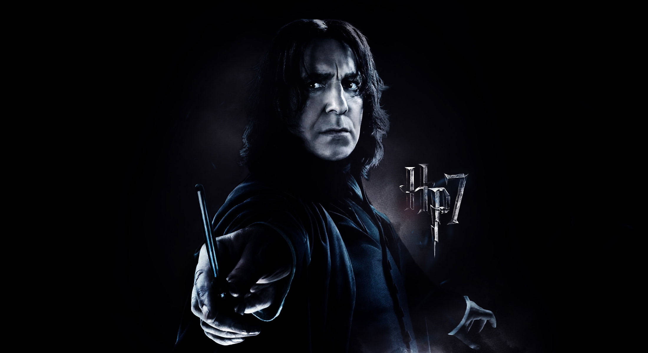 snape 桌布 壁紙 — 賽佛勒斯·石內卜身穿黑色長袍，手持魔杖，在黑色背景上以強烈目光凝視，帶有哈利波特7標誌。