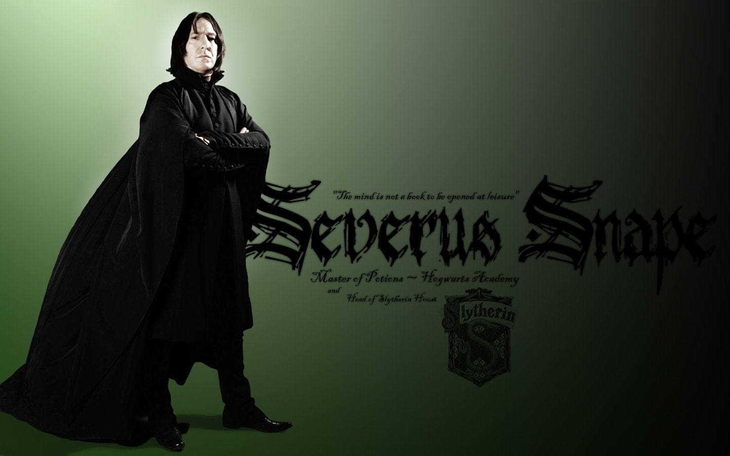 snape 桌布 壁紙 — 賽佛勒斯·石內卜身穿黑色長袍，站在綠色漸變背景前，顯示他的頭銜和史萊哲林徽章。