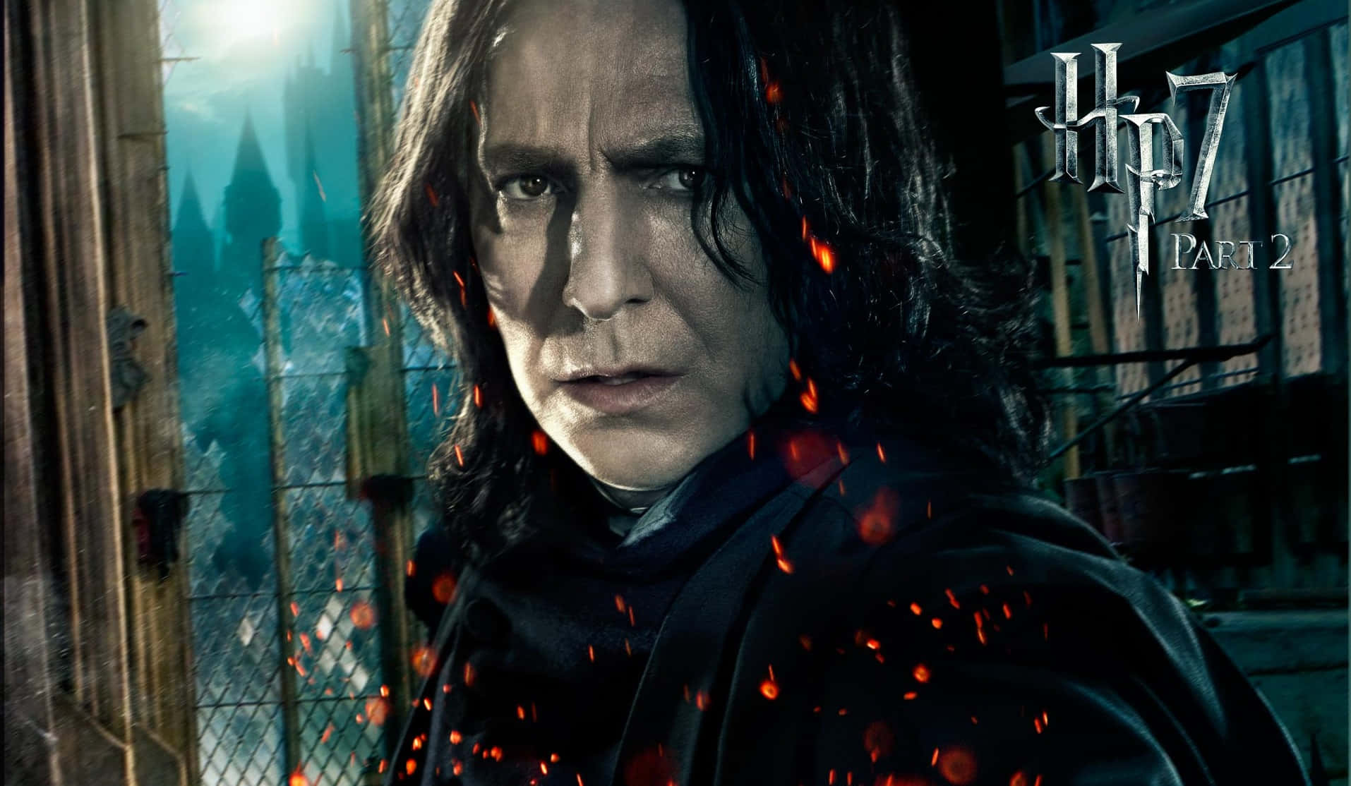 The Deathly Hallows 桌布 壁紙 — 賽佛勒斯·石內卜透過窗戶凝視，熾熱的火花在他周圍飛舞，背景是城堡。