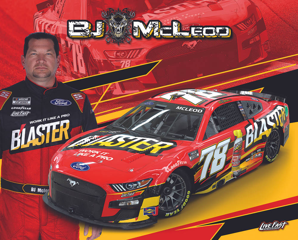 紅色動圖 桌布 壁紙 — 賽車手 BJ McLeod 站在他帶有 'Blaster' 品牌的紅黃色 #78 Ford Mustang 賽車旁。