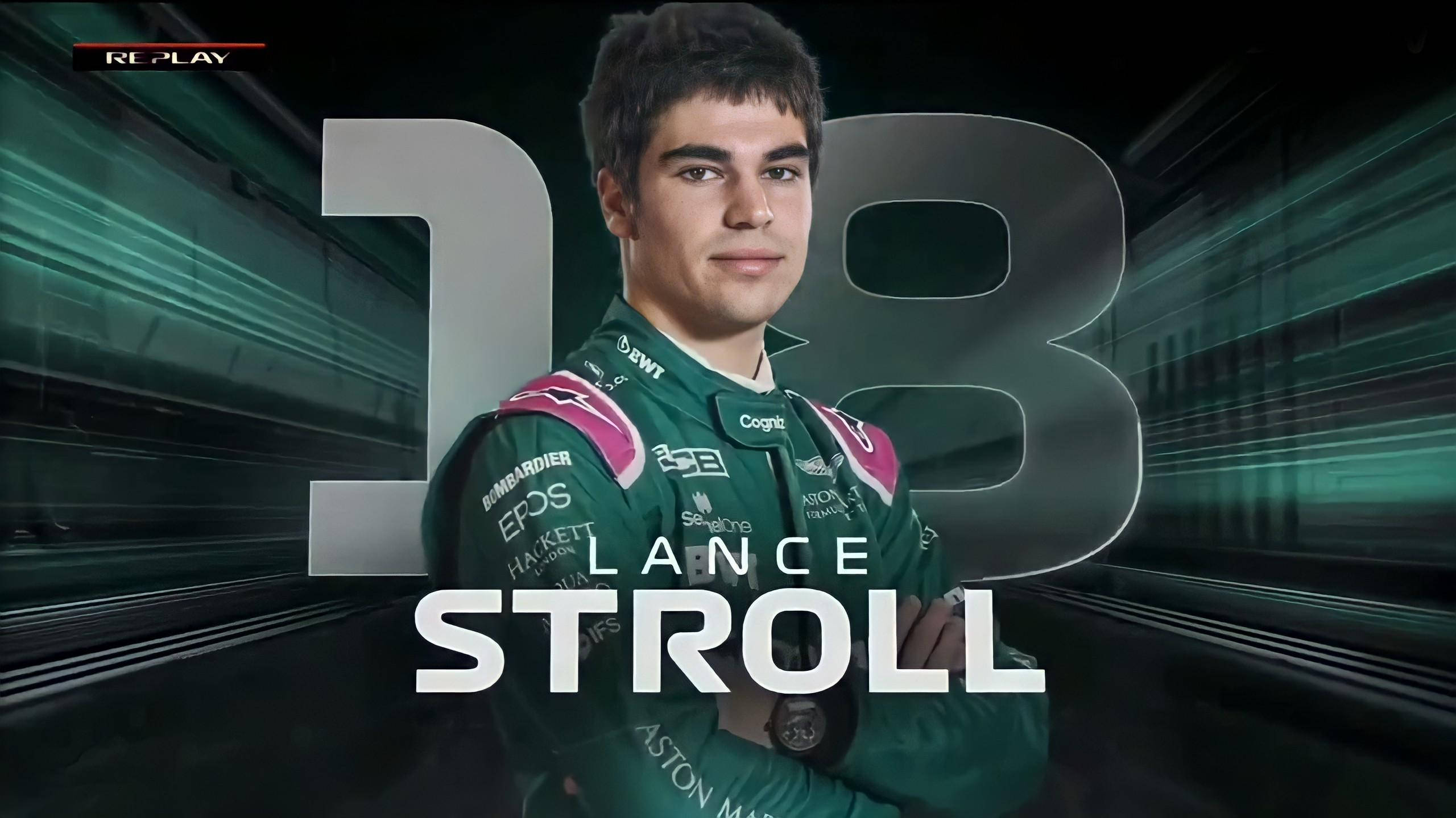 桌布 壁紙 — 賽車手 Lance Stroll 身穿綠色賽車服，自信地交叉雙臂，背景是動態的綠色運動模糊效果，並帶有數字 18。