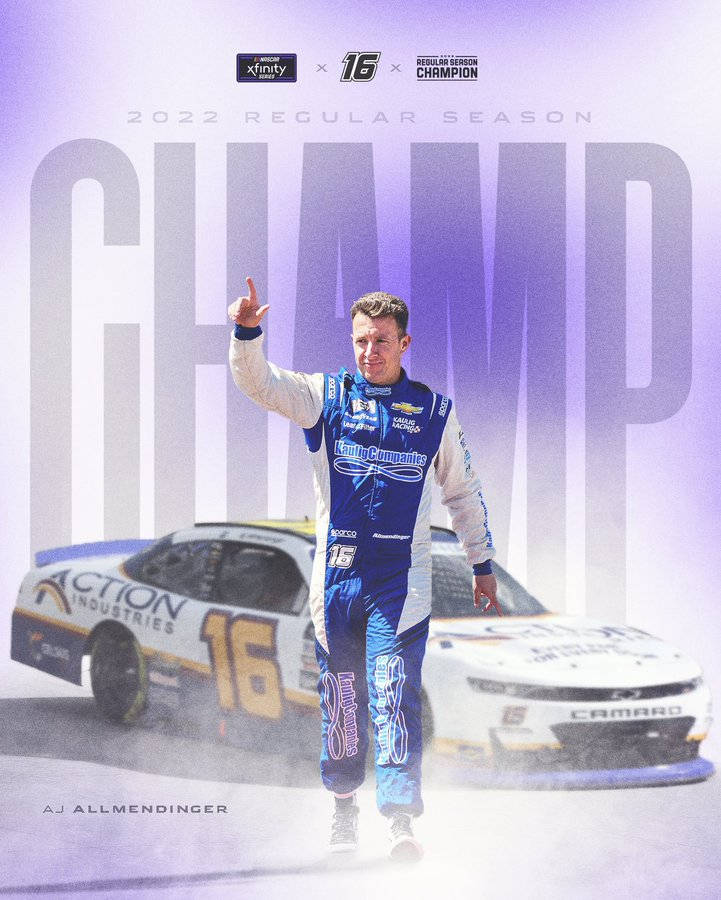 Champion 桌布 壁紙 — 賽車手AJ Allmendinger身穿藍色賽車裝備，與他的#16雪佛蘭Camaro在紫色漸變背景前慶祝勝利。