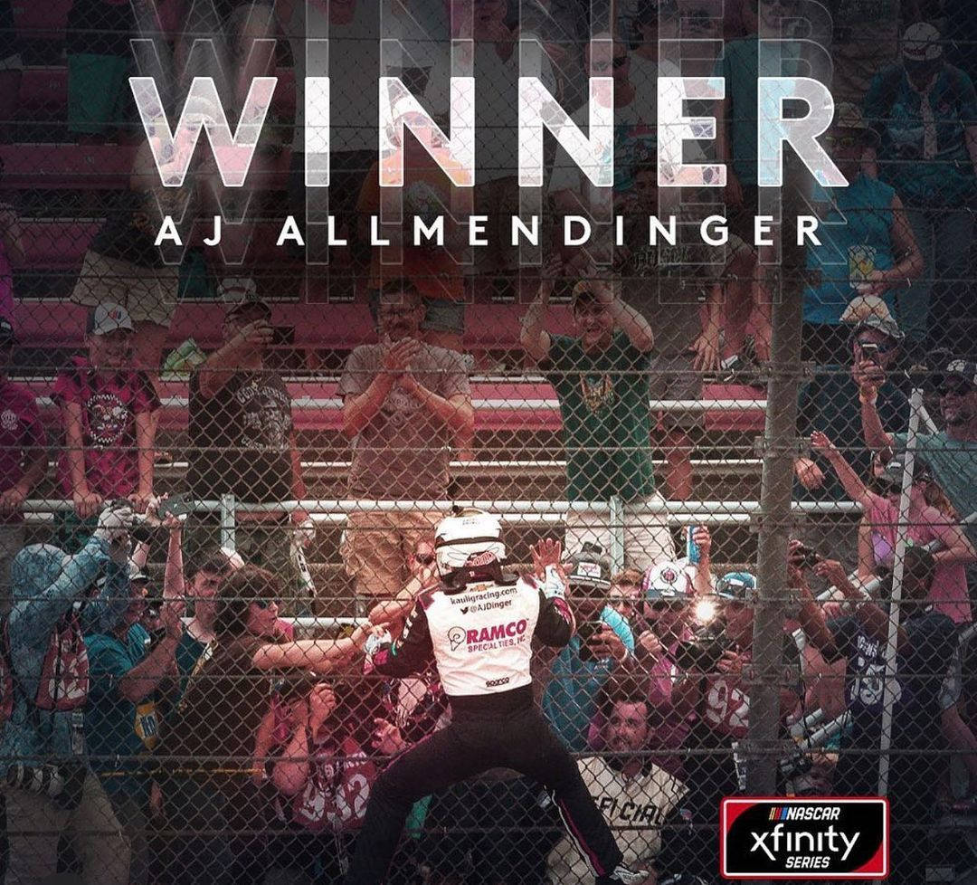 Winning 桌布 壁紙 — 賽車手AJ Allmendinger在NASCAR Xfinity系列賽中慶祝勝利，粉絲們在圍欄後歡呼。