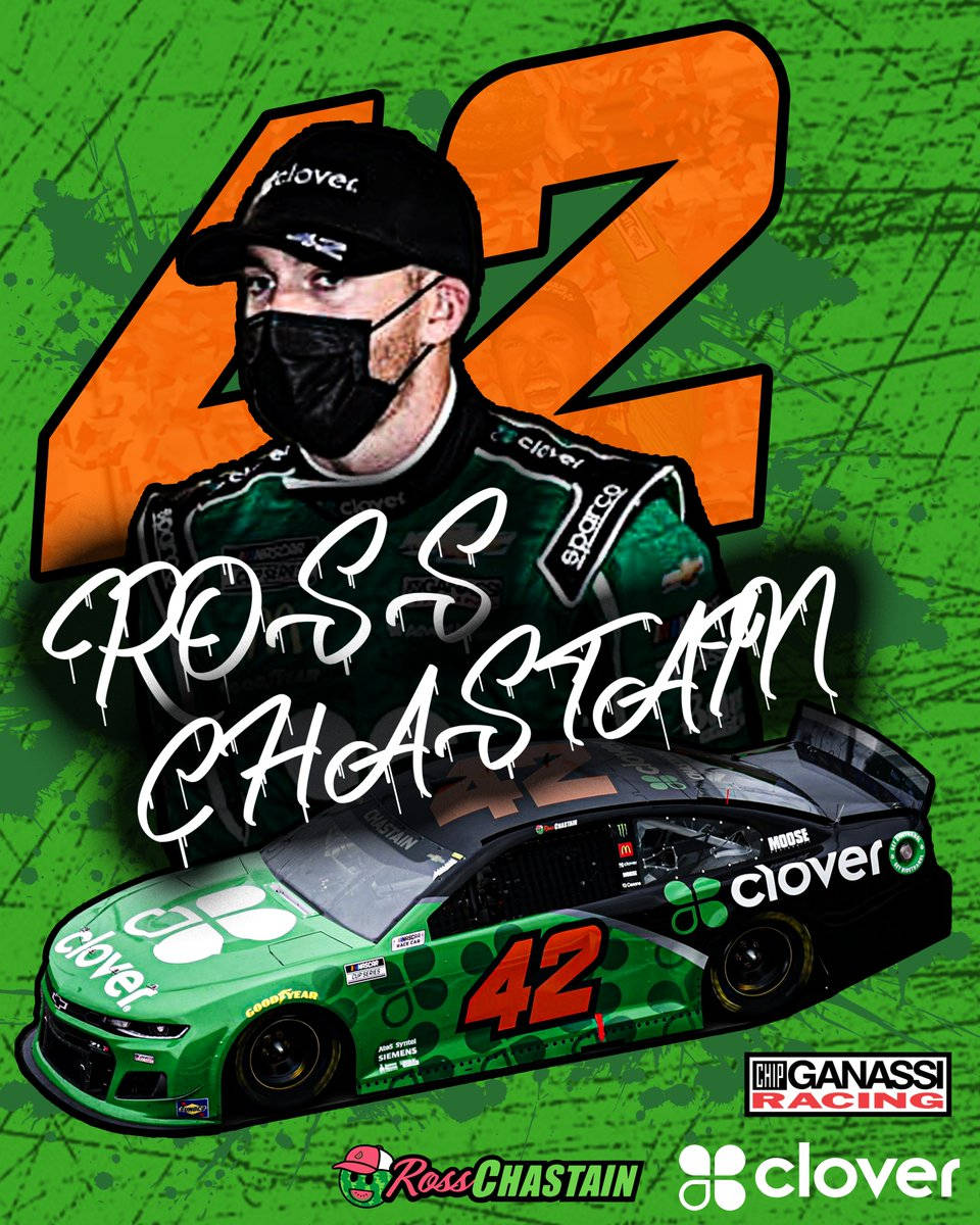 桌布 壁紙 — 賽車手Ross Chastain身穿綠色裝備和口罩，站在他那輛綠色和橙色、由Clover贊助的#42 NASCAR賽車後面，背景是充滿活力的綠色潑濺效果。